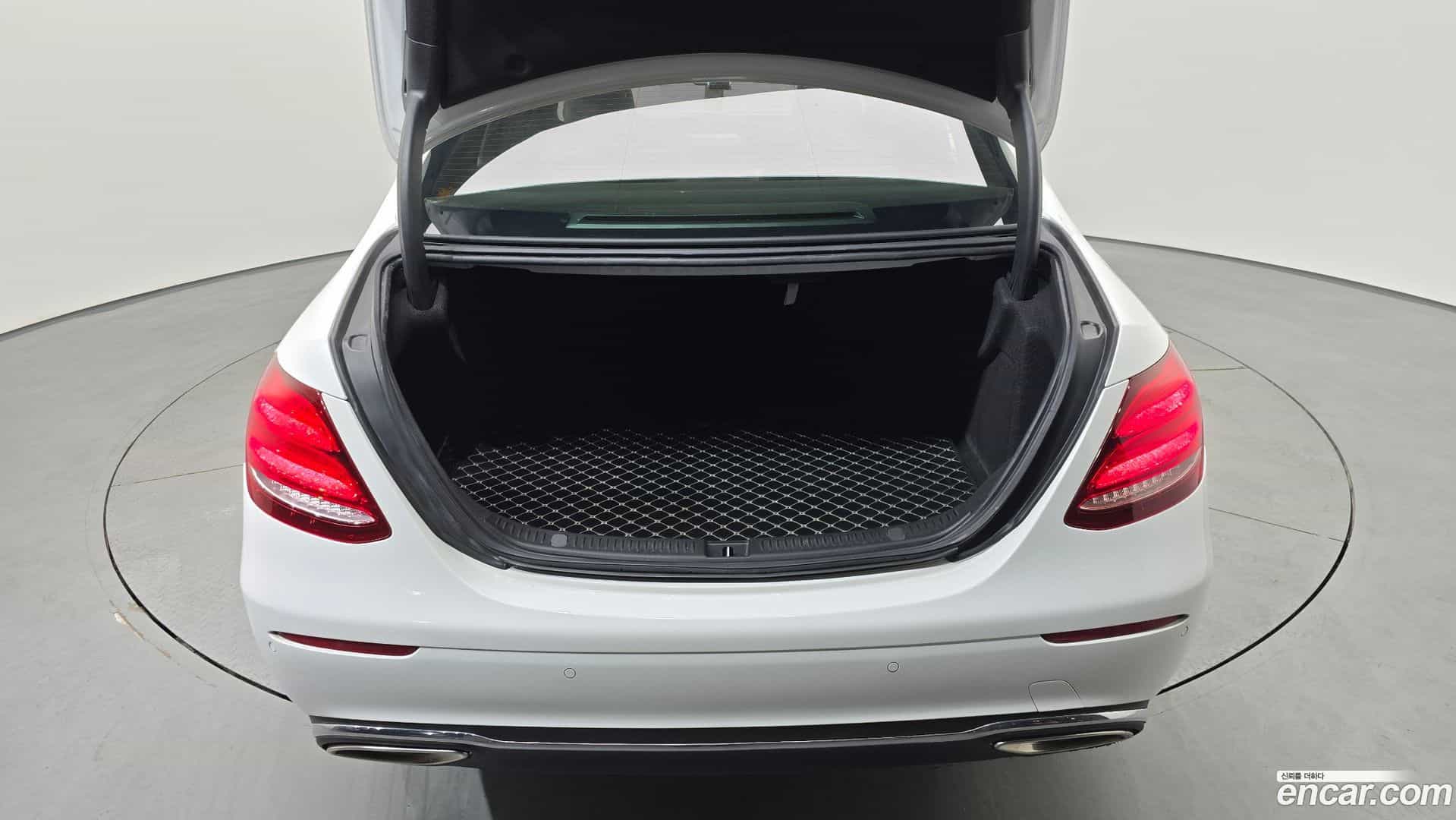 E-Class Mercedes-Benz 2018.9-OPTION-024