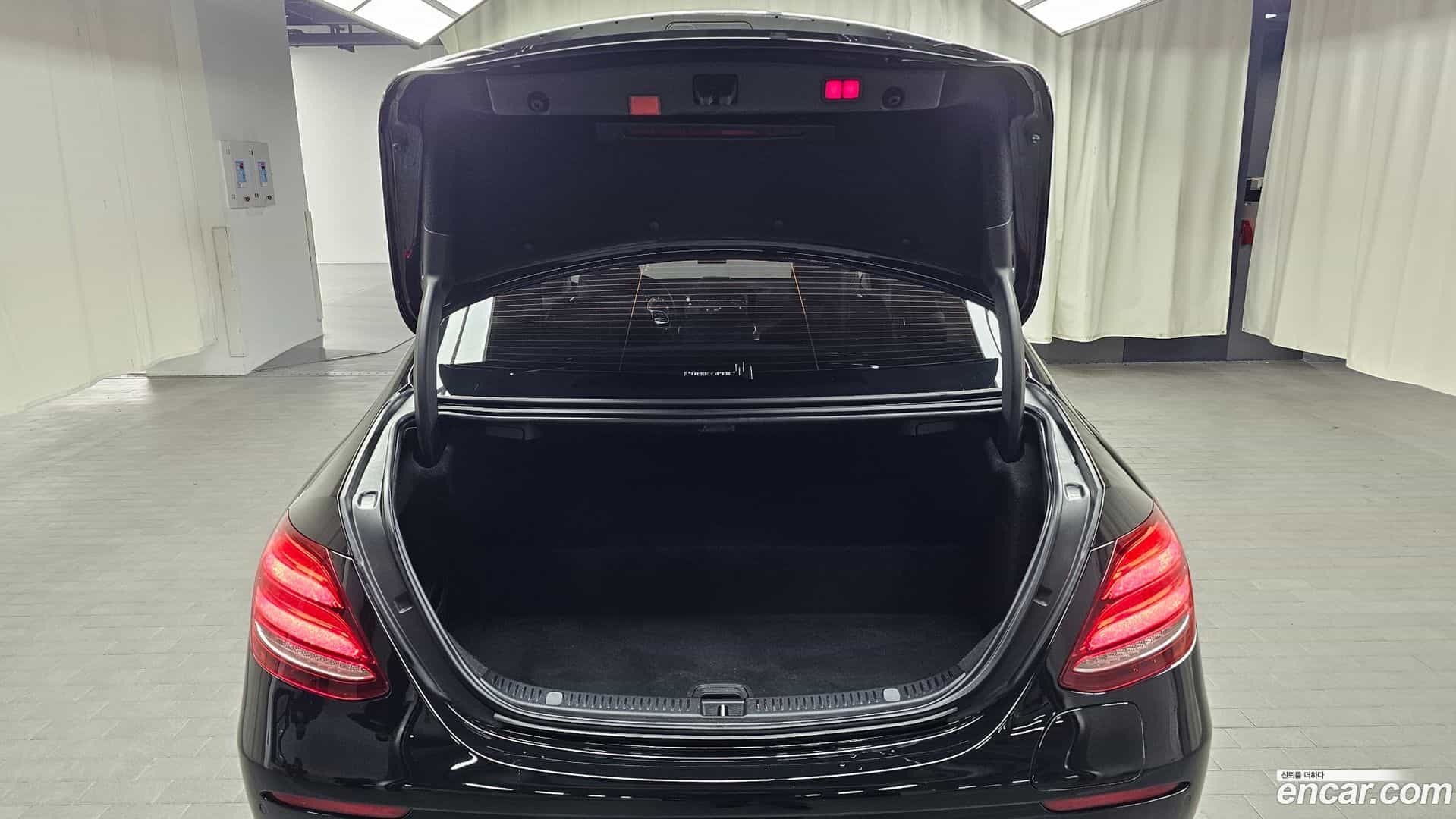 E-Class Mercedes-Benz 2020.6-OPTION-043