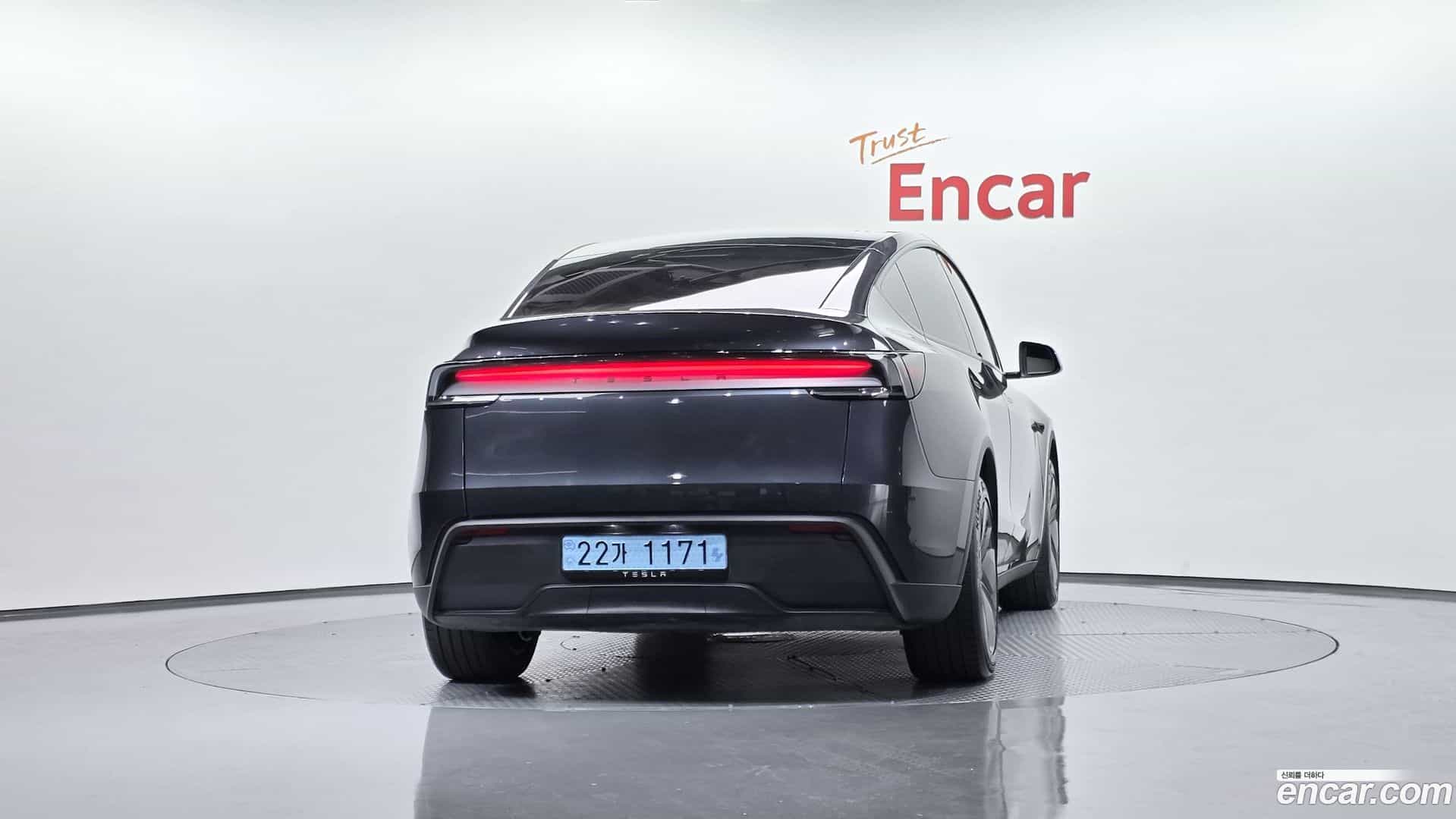 Model Y Tesla 2025.6-OUTER-004