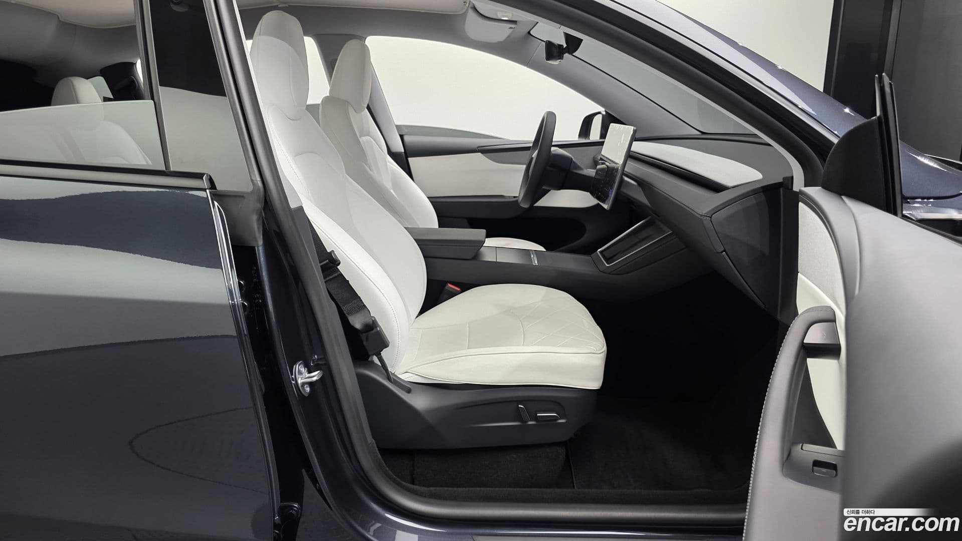 Main__Slider__Photo:Model Y Tesla 2025.6-10