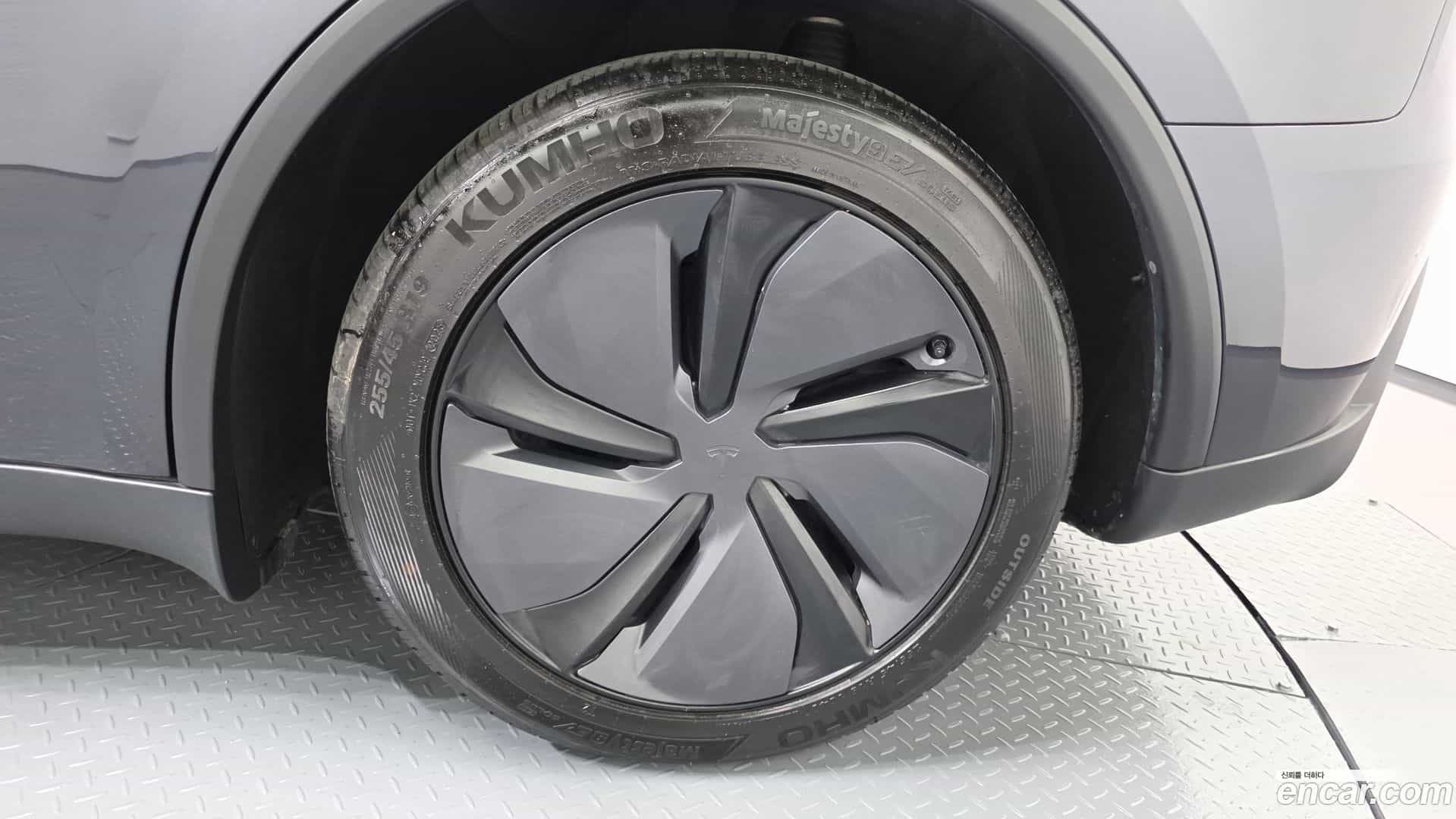 Model Y Tesla 2025.6-OUTER-031