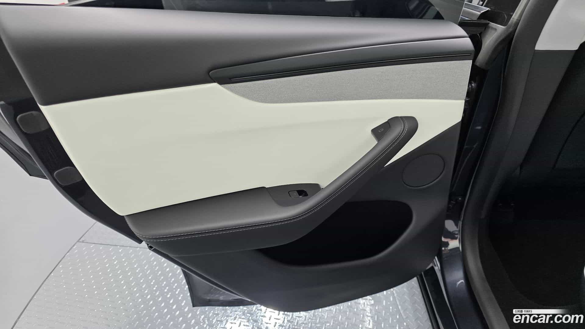 Model Y Tesla 2025.6-INNER-035