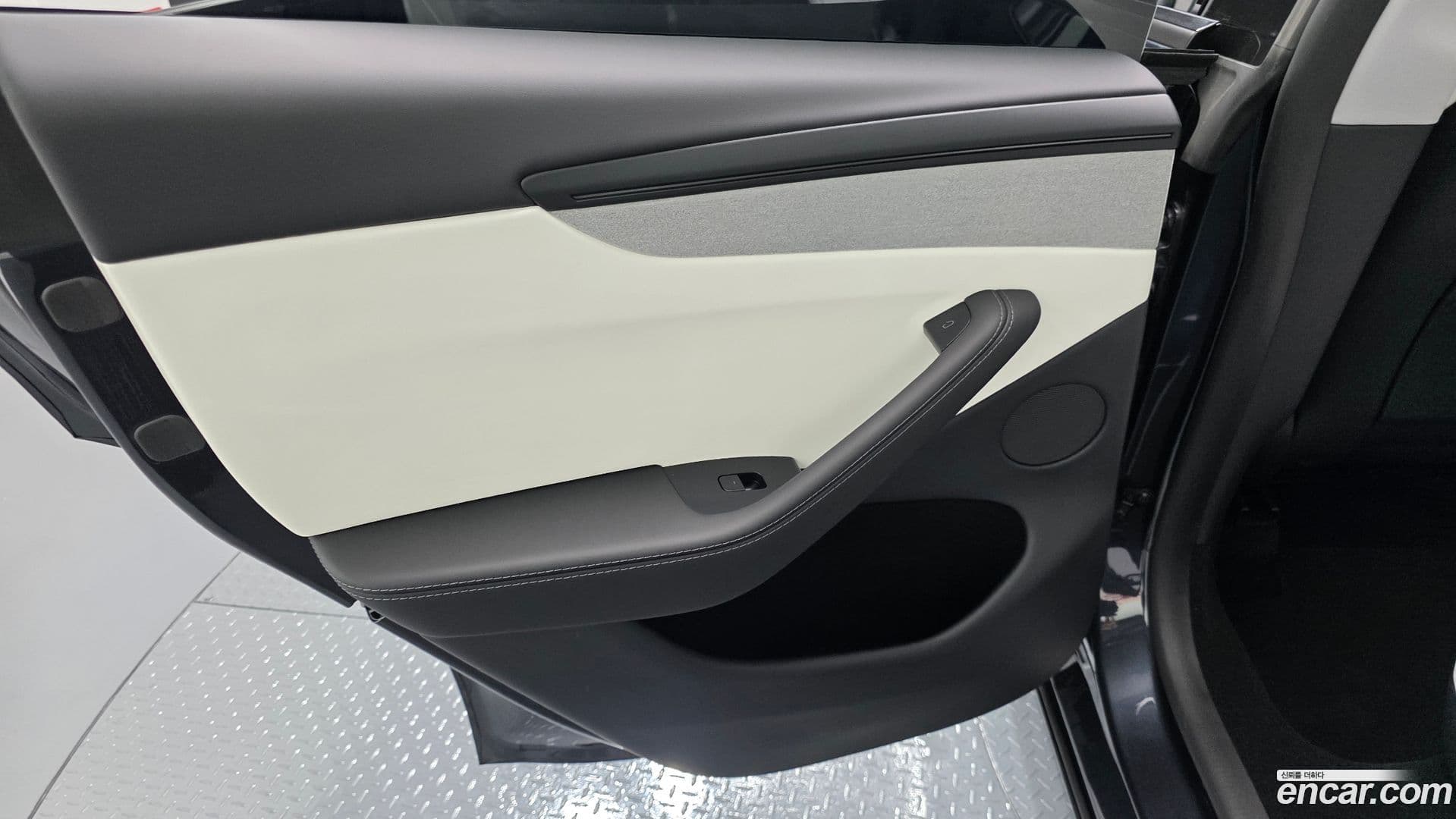 Main__Slider__Photo:Model Y Tesla 2025.6-24
