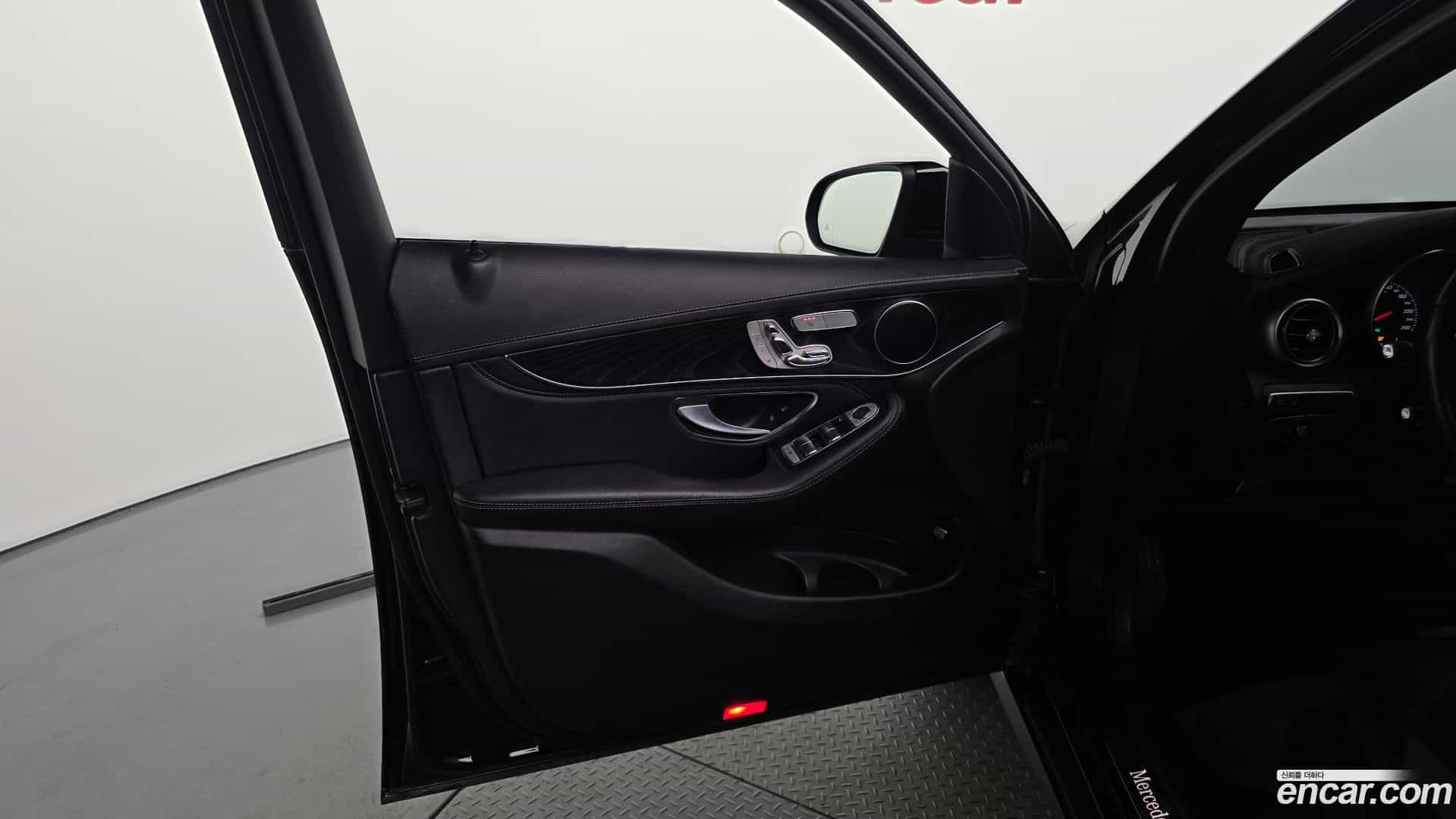 GLC-Class Mercedes-Benz 2018.1-INNER-034