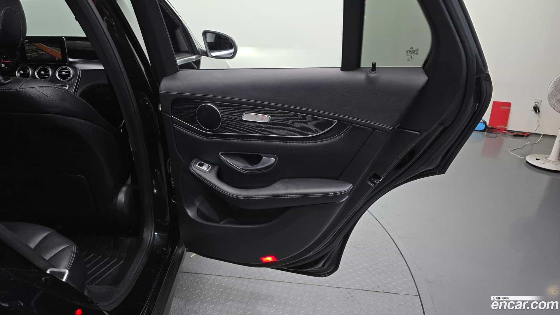 GLC-Class Mercedes-Benz 2018.1-INNER-035