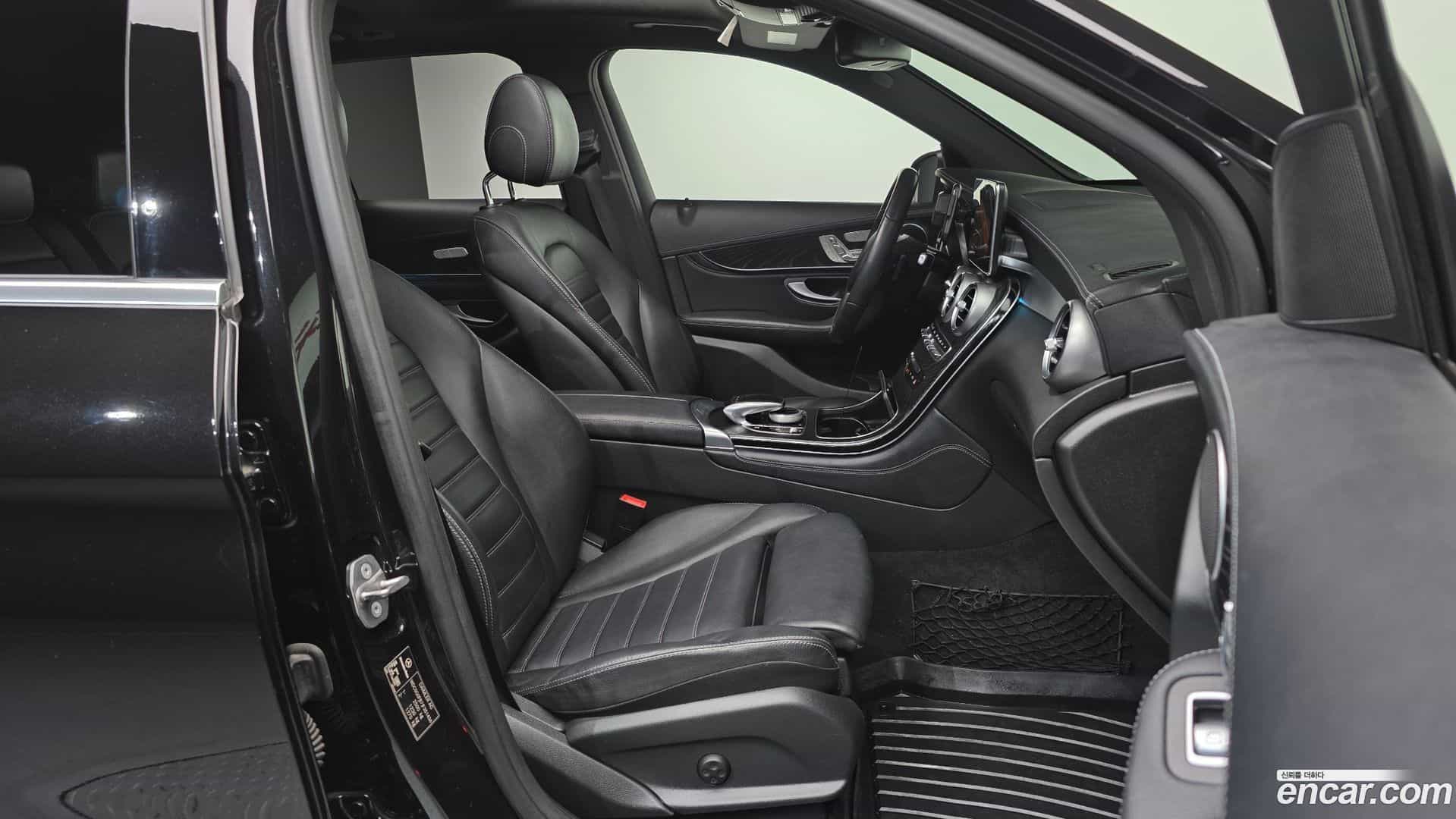 GLC-Class Mercedes-Benz 2018.1-INNER-036