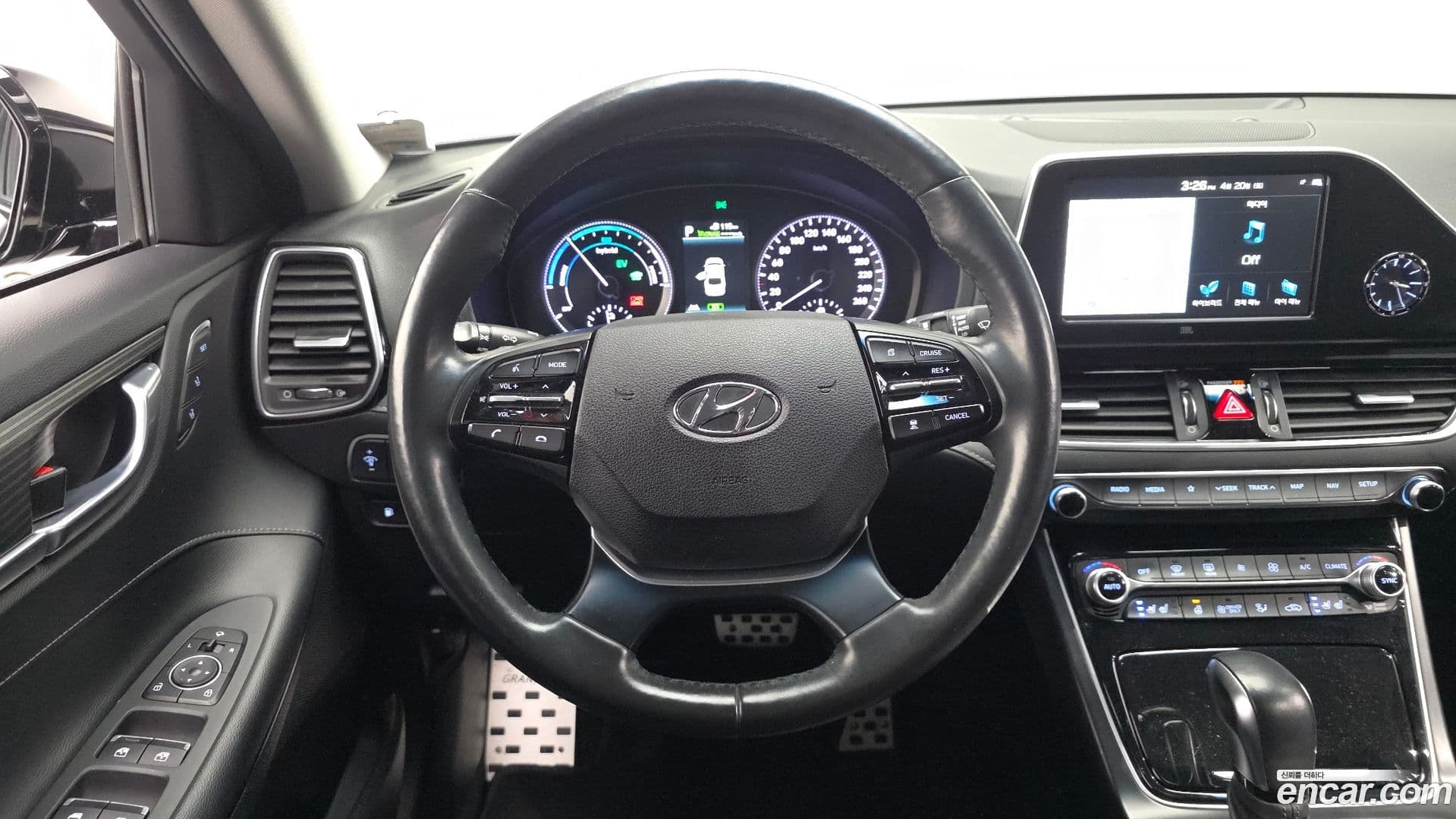 Main__Slider__Photo:Grandeur Hyundai 2018.10-12