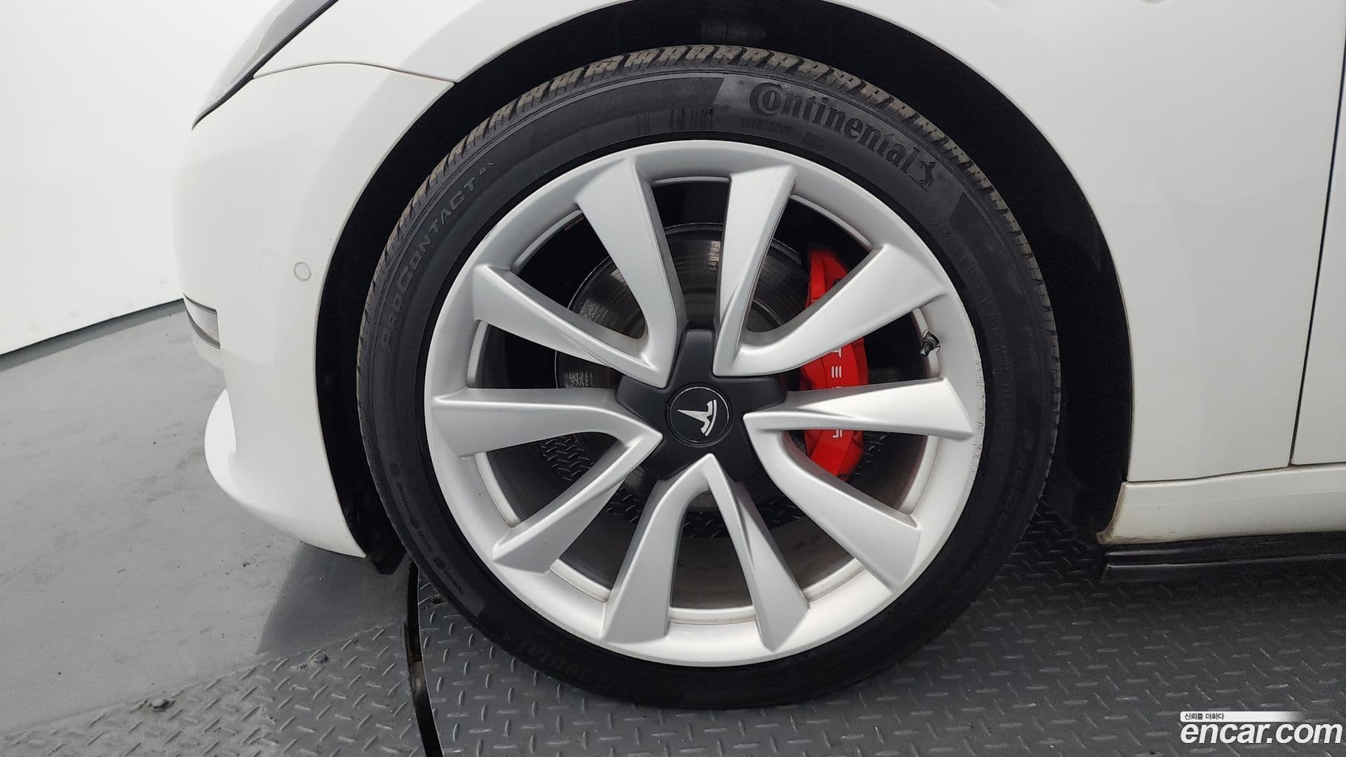 Main__Slider__Photo:Model 3 Tesla 2021.8-4