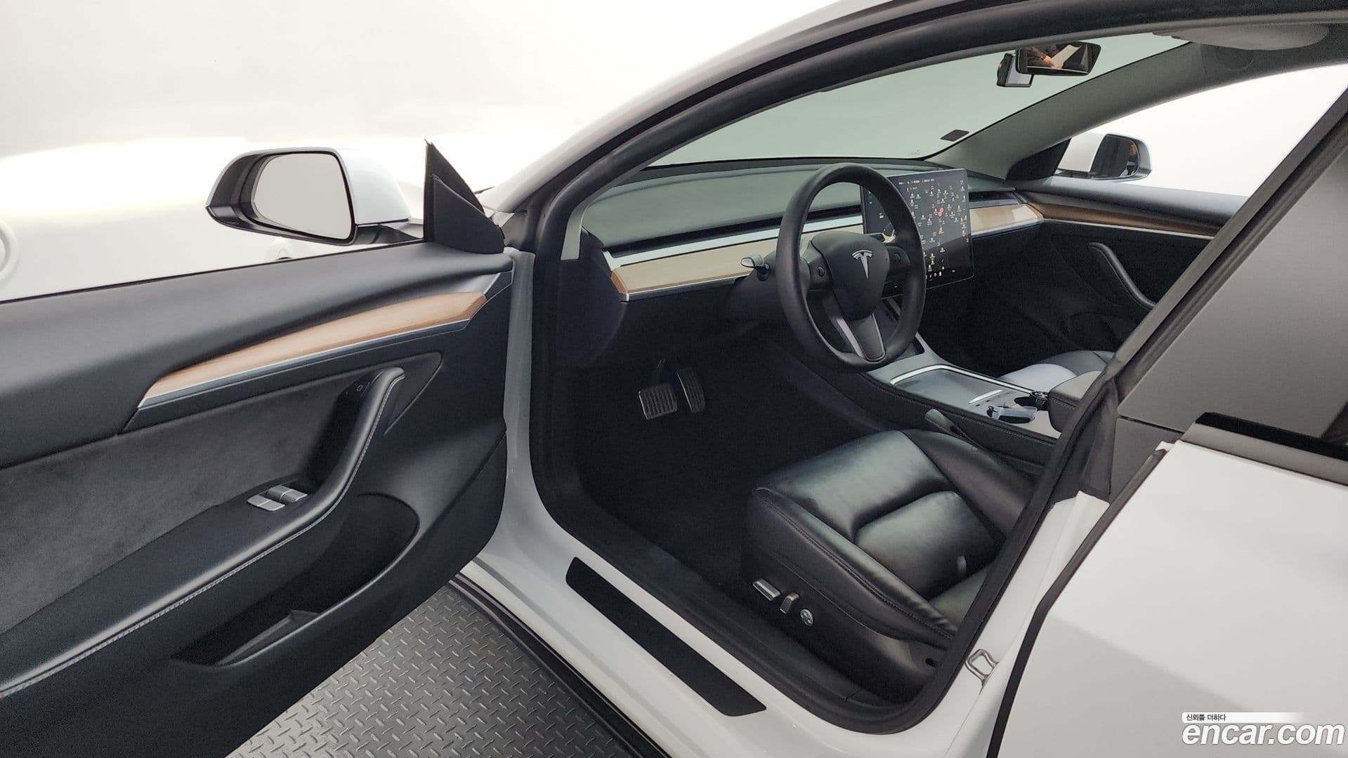 Main__Slider__Photo:Model 3 Tesla 2021.8-9