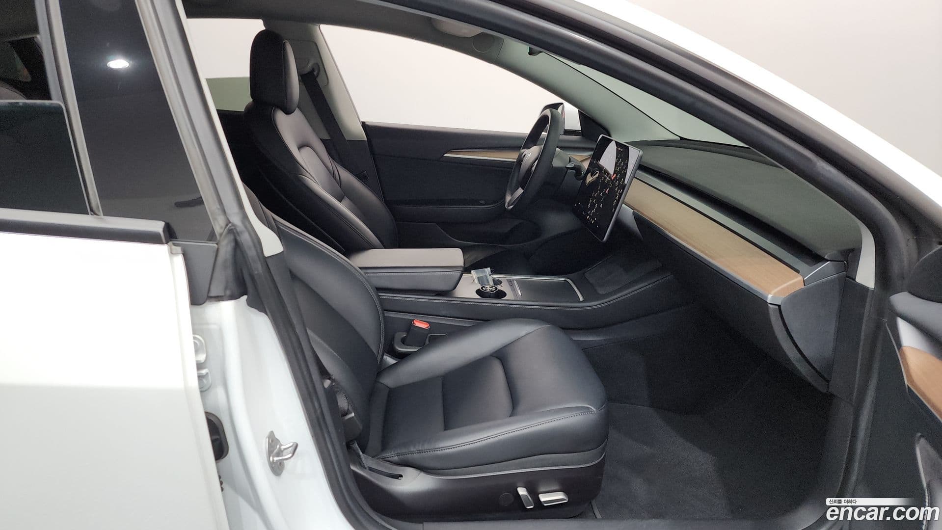 Main__Slider__Photo:Model 3 Tesla 2021.8-10