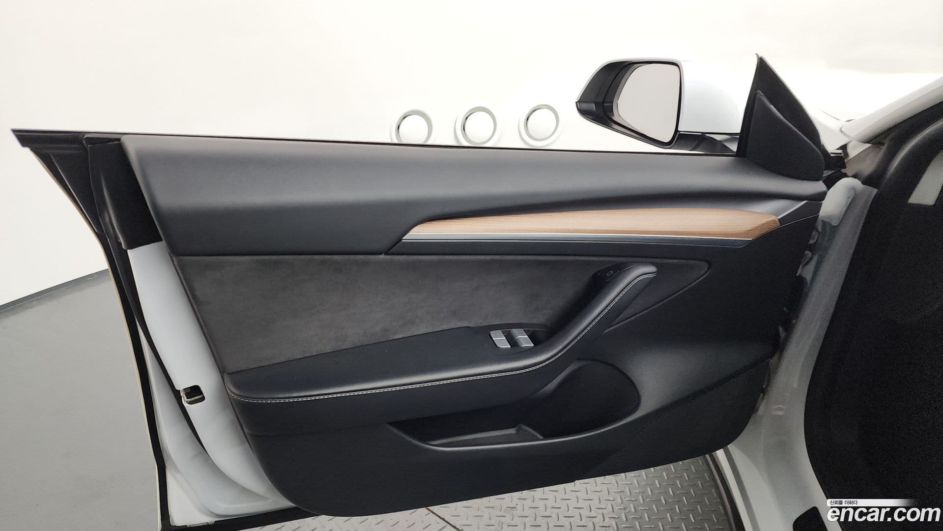 Main__Slider__Photo:Model 3 Tesla 2021.8-23