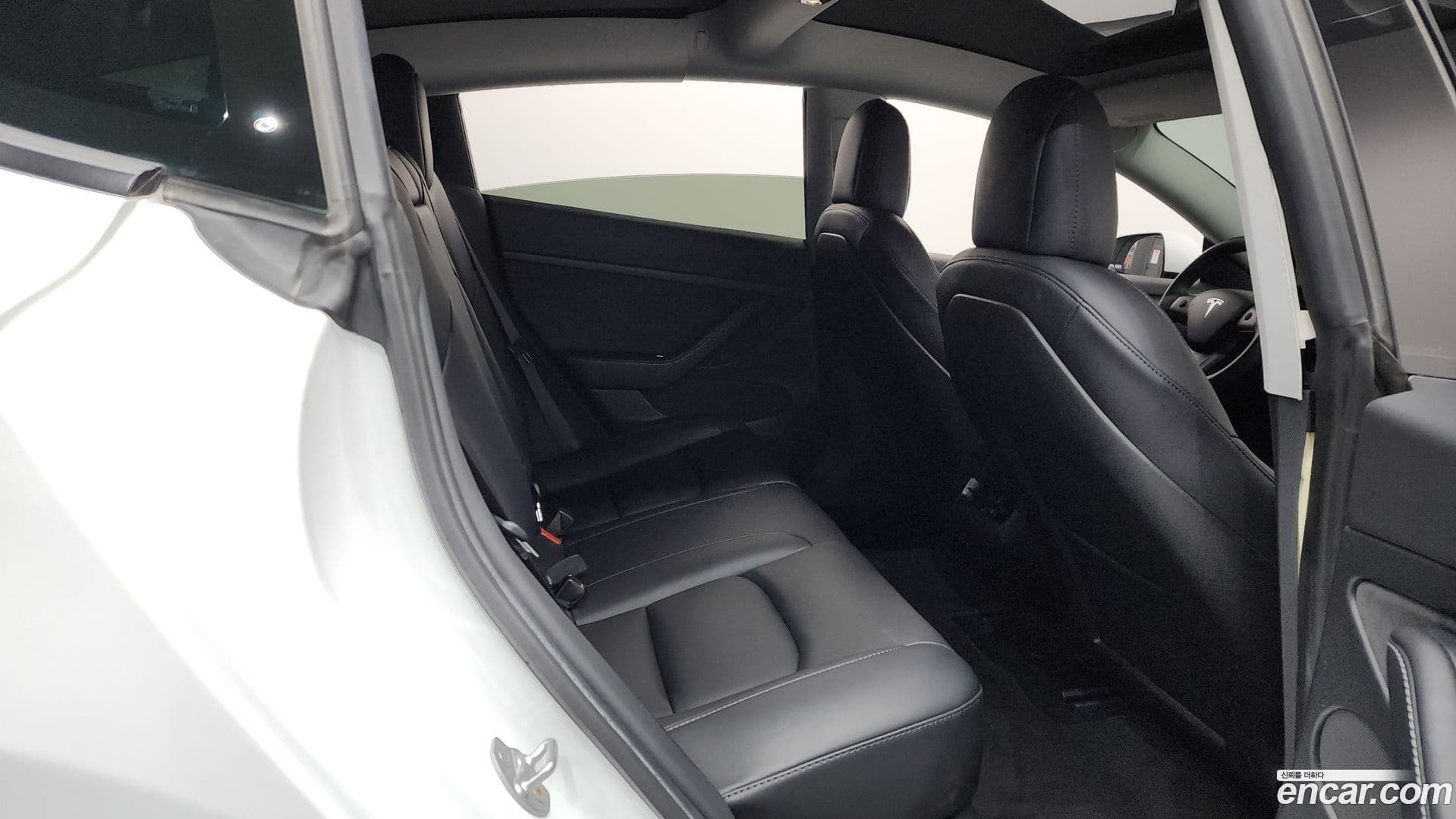 Main__Slider__Photo:Model 3 Tesla 2021.8-25