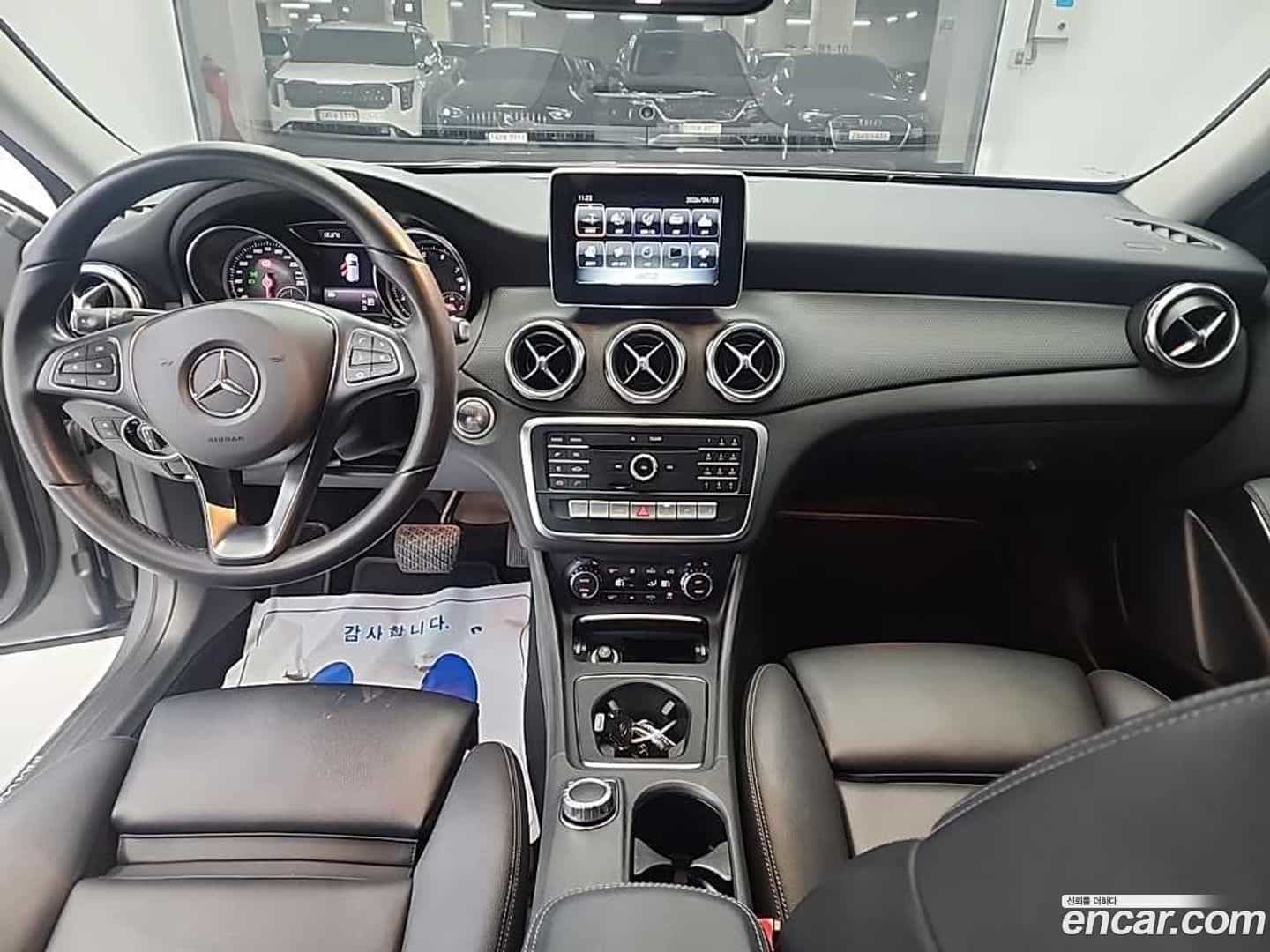 GLA-Class Mercedes-Benz 2019.0-INNER-007