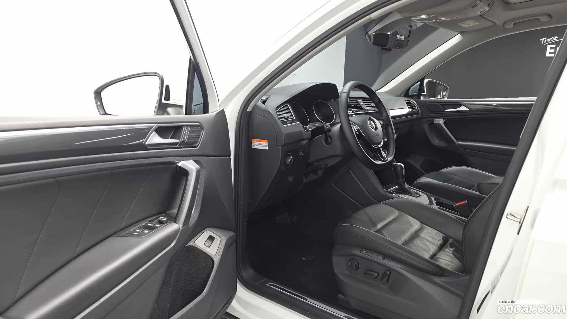Tiguan Volkswagen 2020.10-OPTION-015