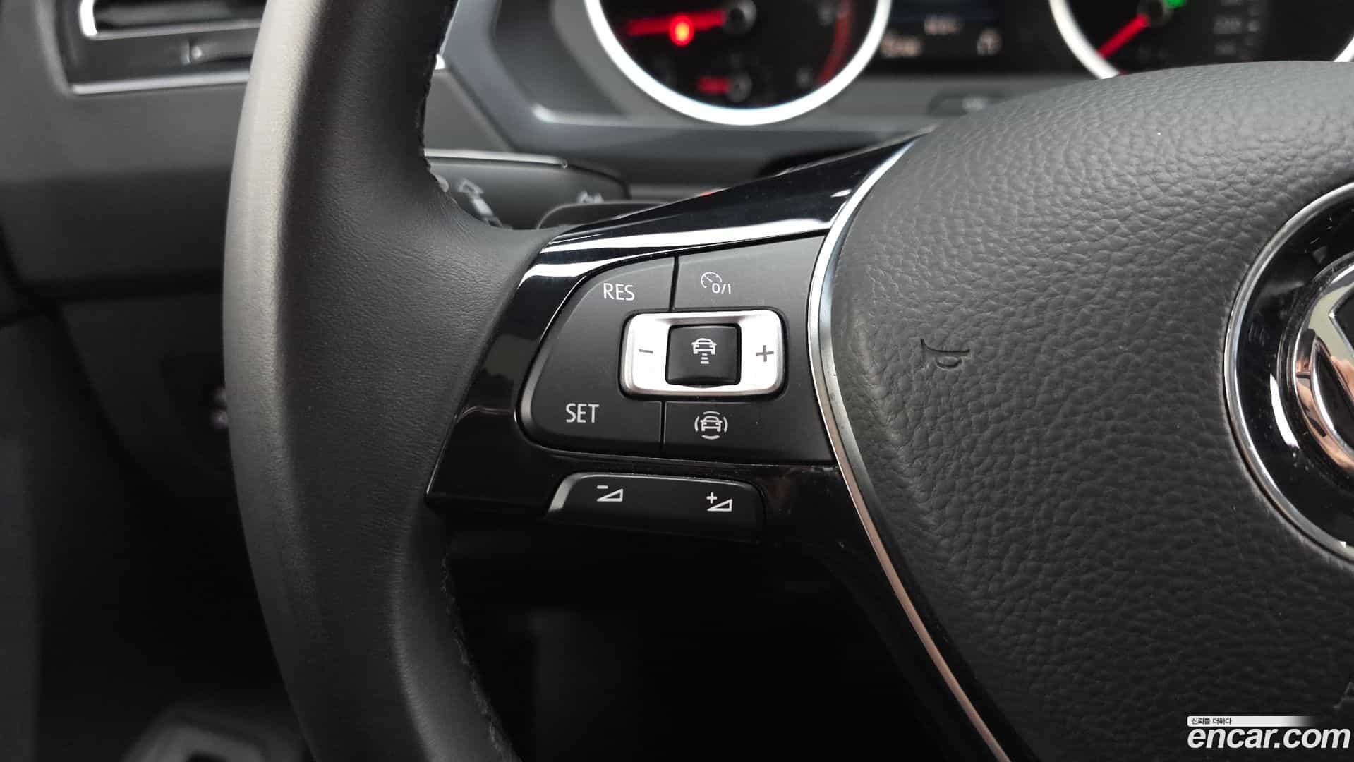 Tiguan Volkswagen 2020.10-OPTION-042