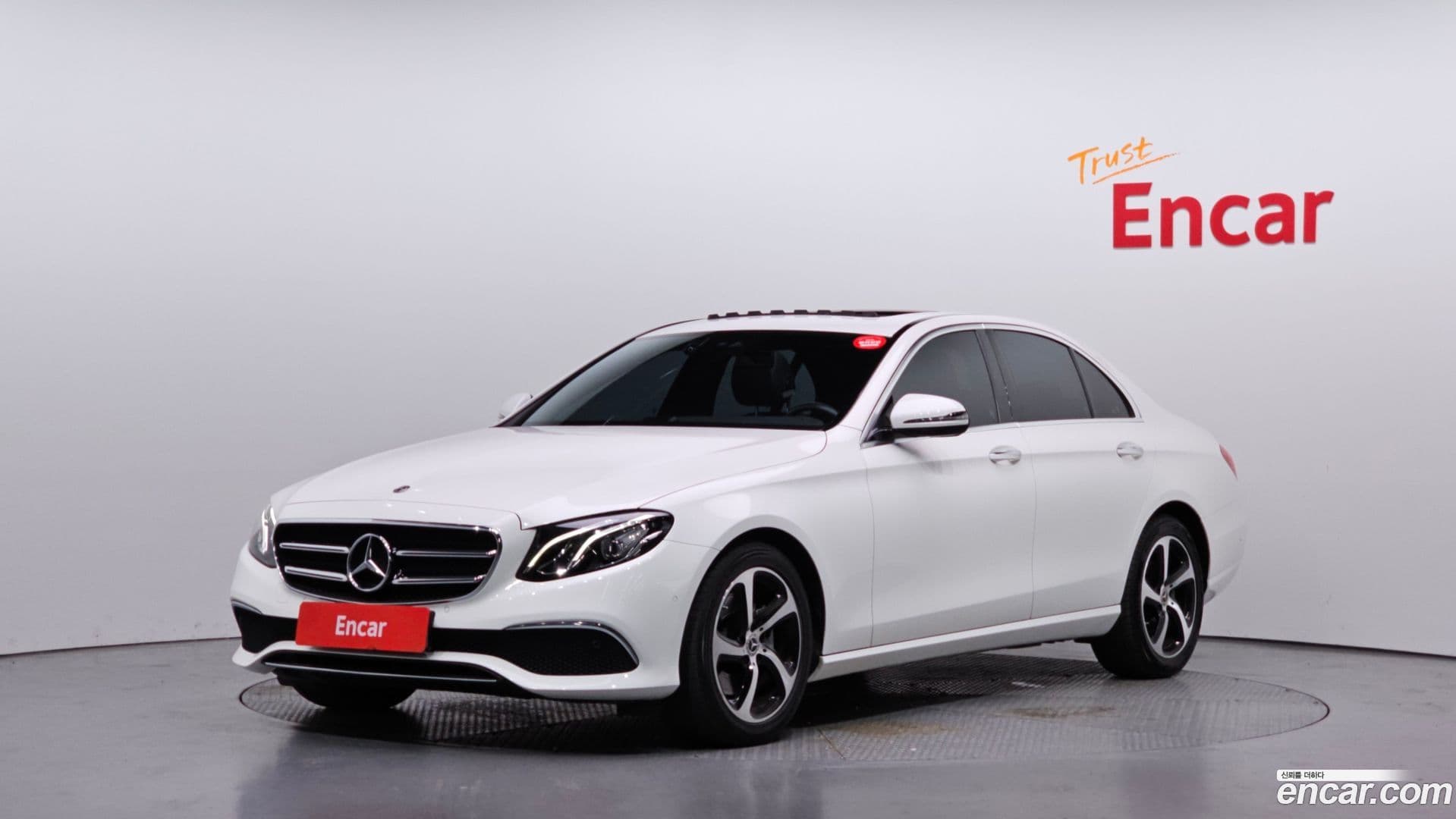 Main__Slider__Photo:E-Class Mercedes-Benz 2020.4-0