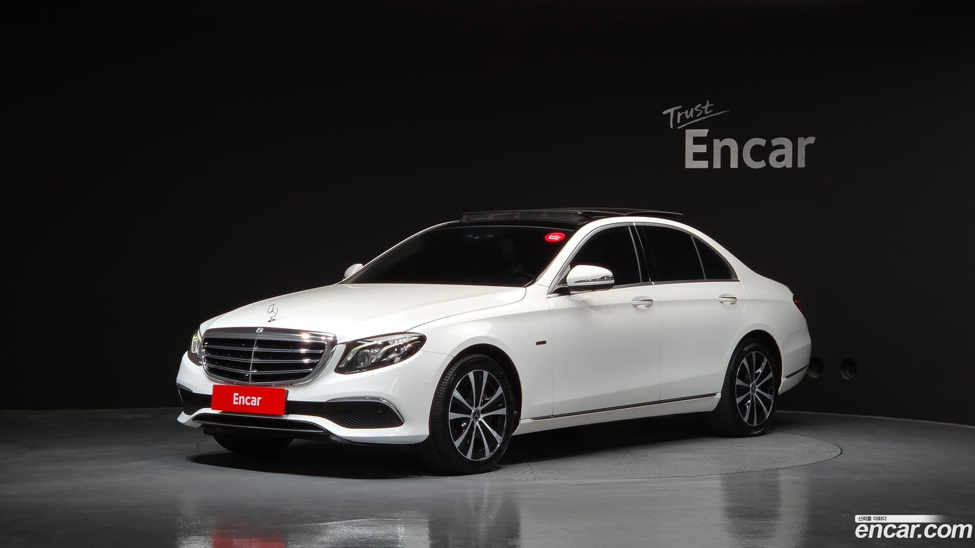 Main__Slider__Photo:E-Class Mercedes-Benz 2019.10-0