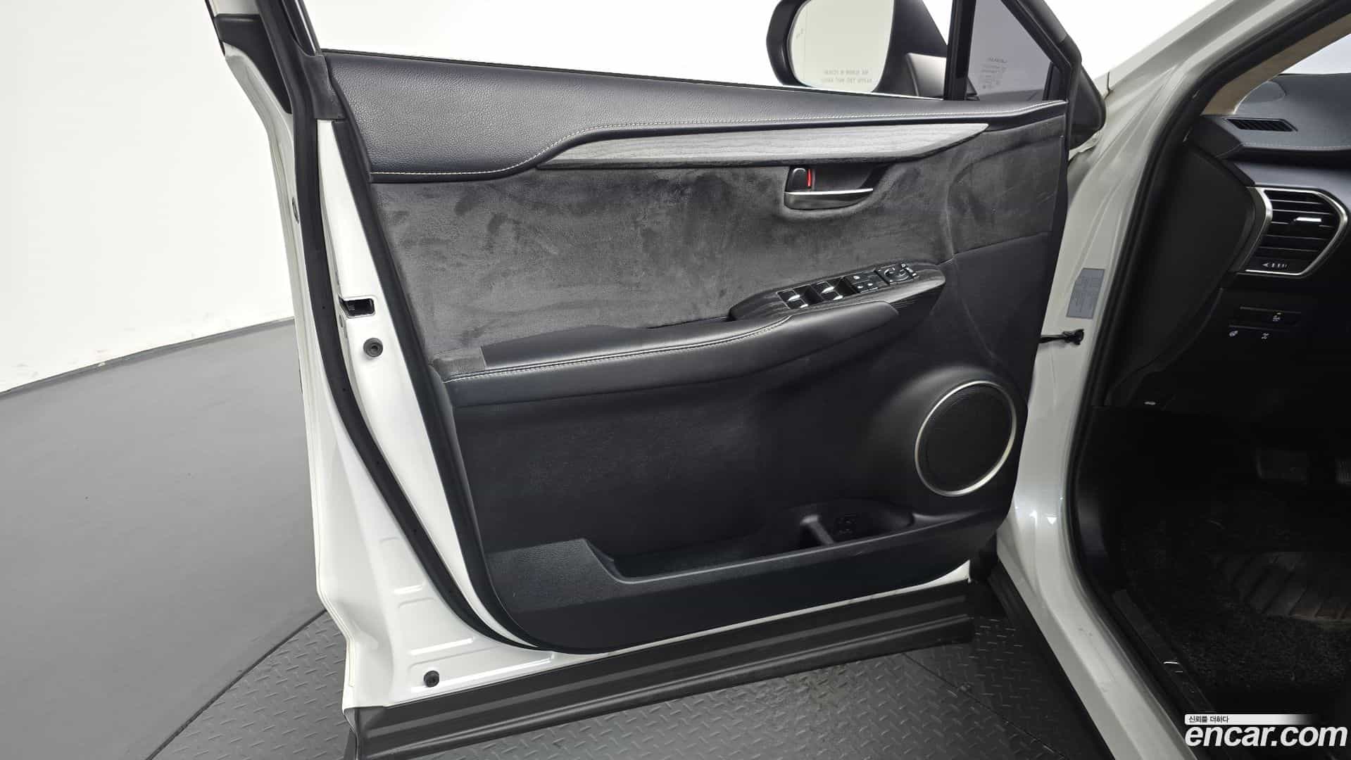 NX Lexus 2017.11-INNER-034