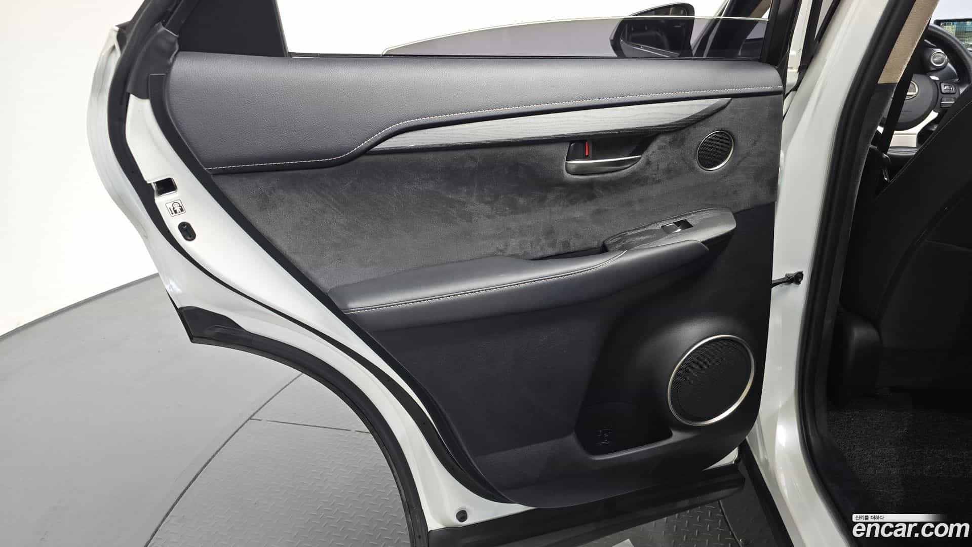 NX Lexus 2017.11-INNER-035
