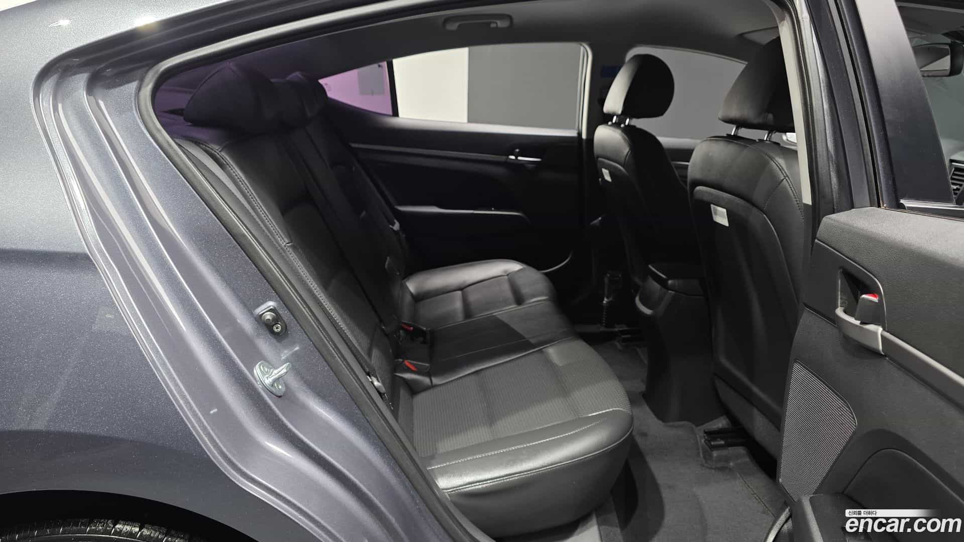 AVANTE Hyundai 2017.11-OPTION-016