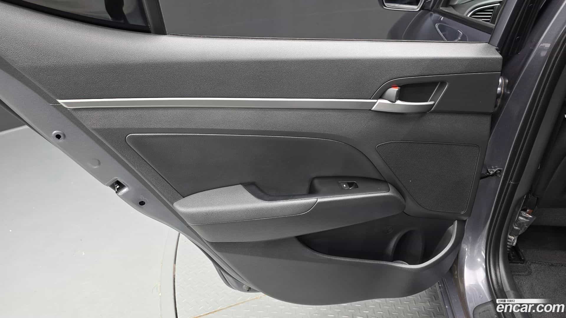 AVANTE Hyundai 2017.11-INNER-035
