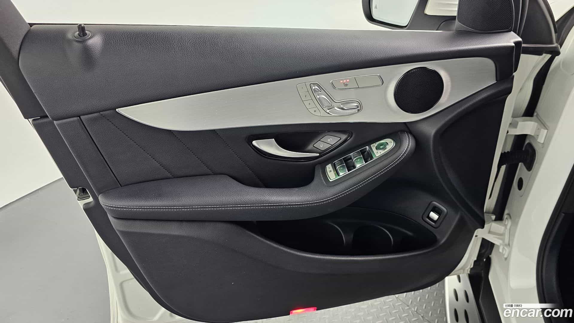 GLC-Class Mercedes-Benz 2021.4-INNER-034