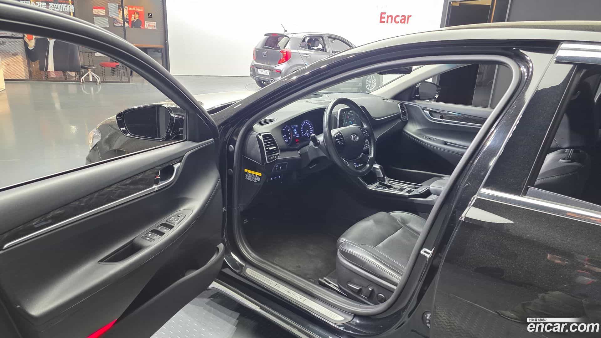 Grandeur Hyundai 2018.10-INNER-010