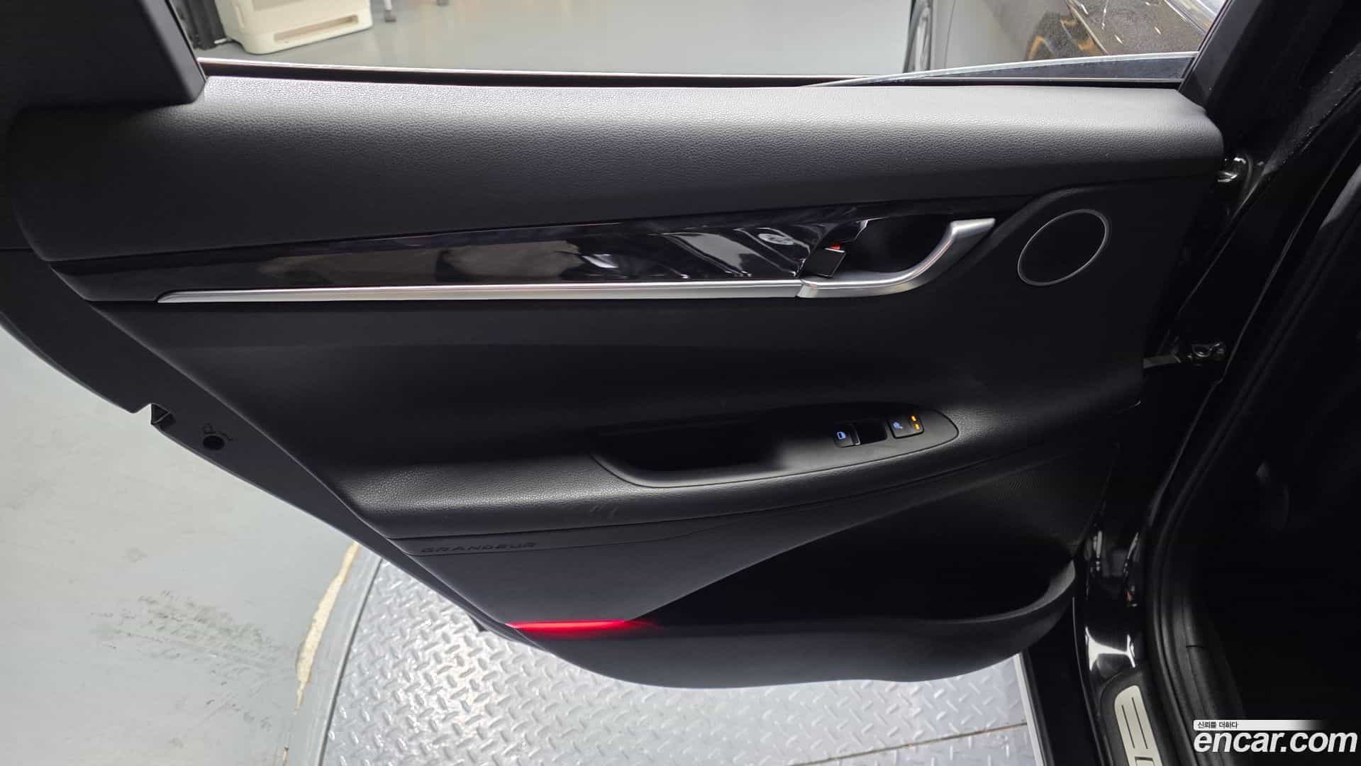 Grandeur Hyundai 2018.10-INNER-035