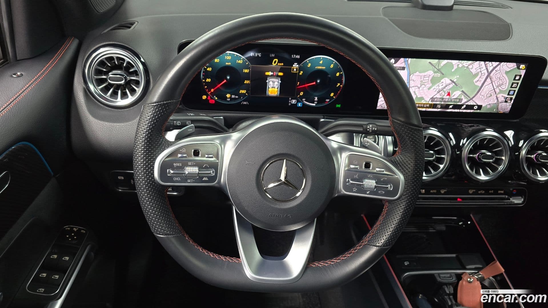 Main__Slider__Photo:GLB-Class Mercedes-Benz 2021.9-11