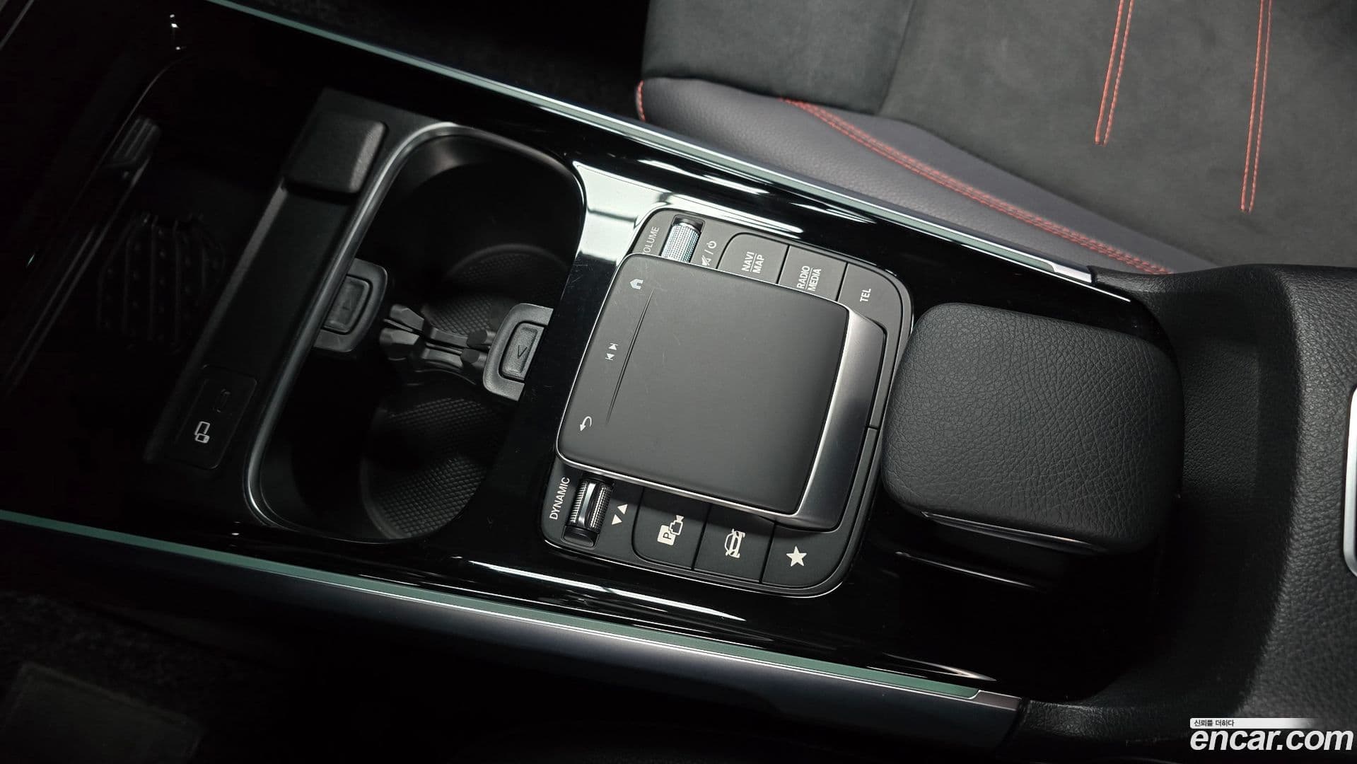 Main__Slider__Photo:GLB-Class Mercedes-Benz 2021.9-16