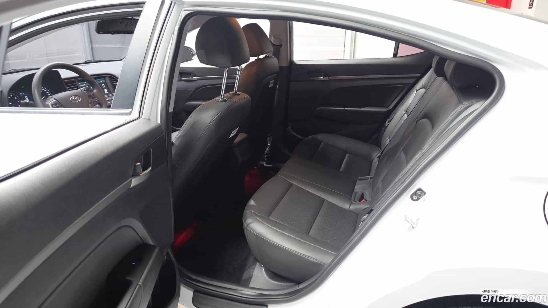 AVANTE Hyundai 2018.8-OPTION-015
