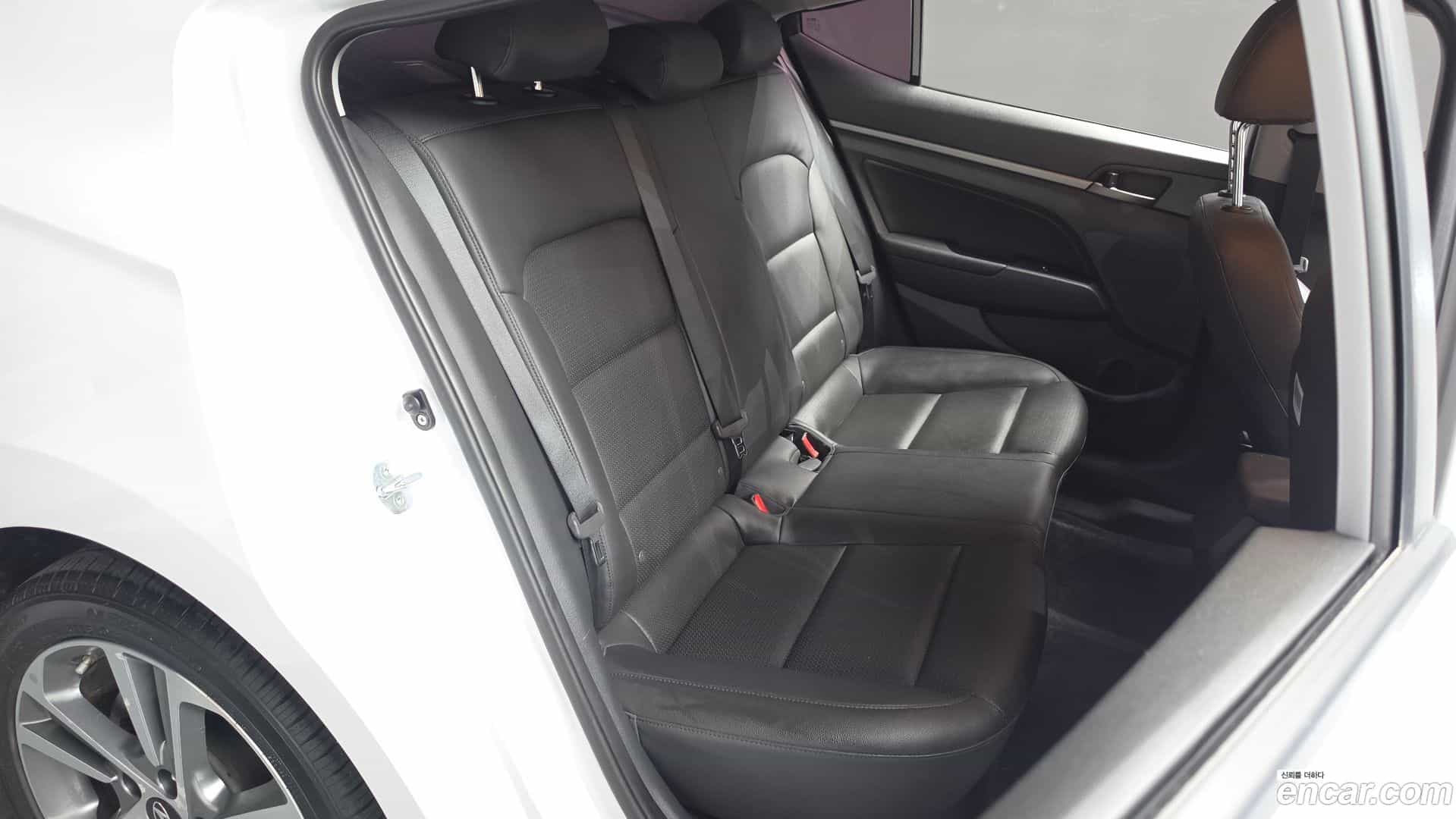 AVANTE Hyundai 2018.8-OPTION-016