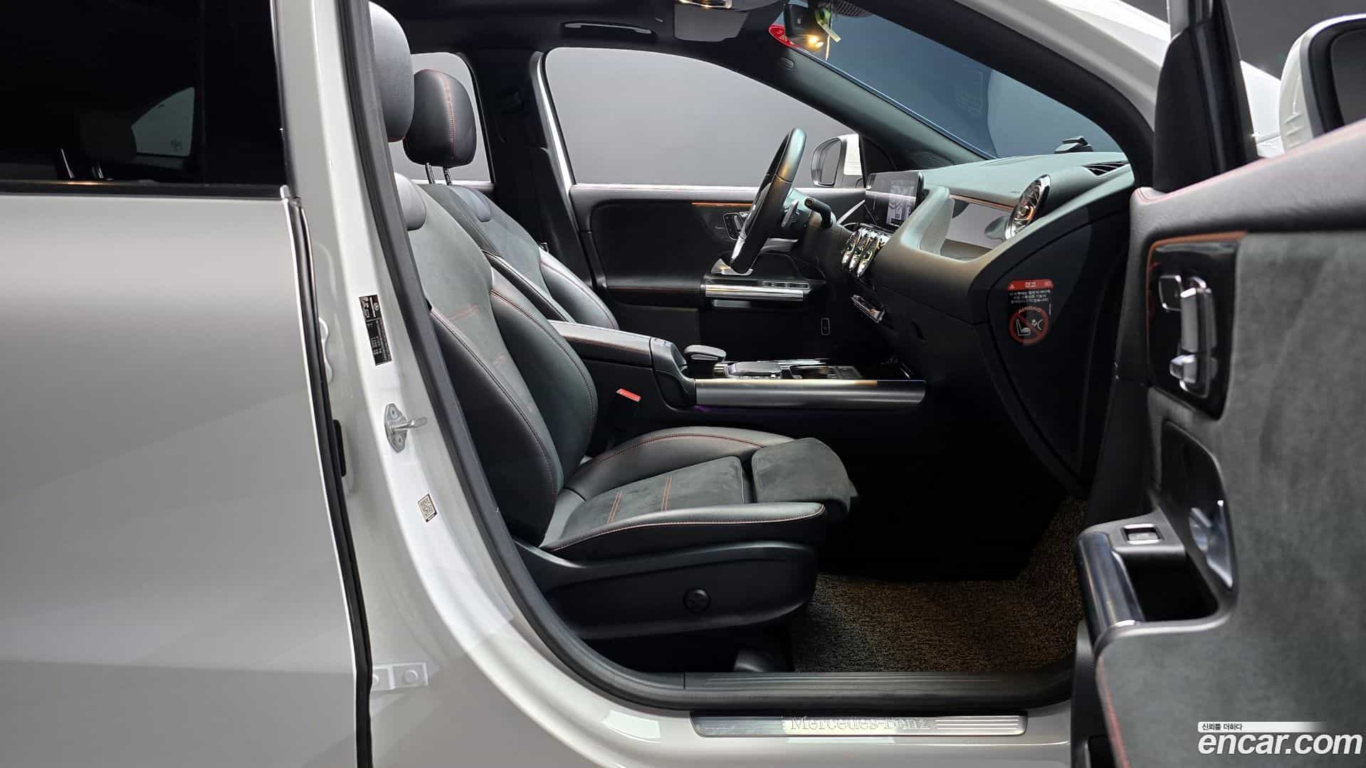 GLA-Class Mercedes-Benz 2021.4-INNER-036