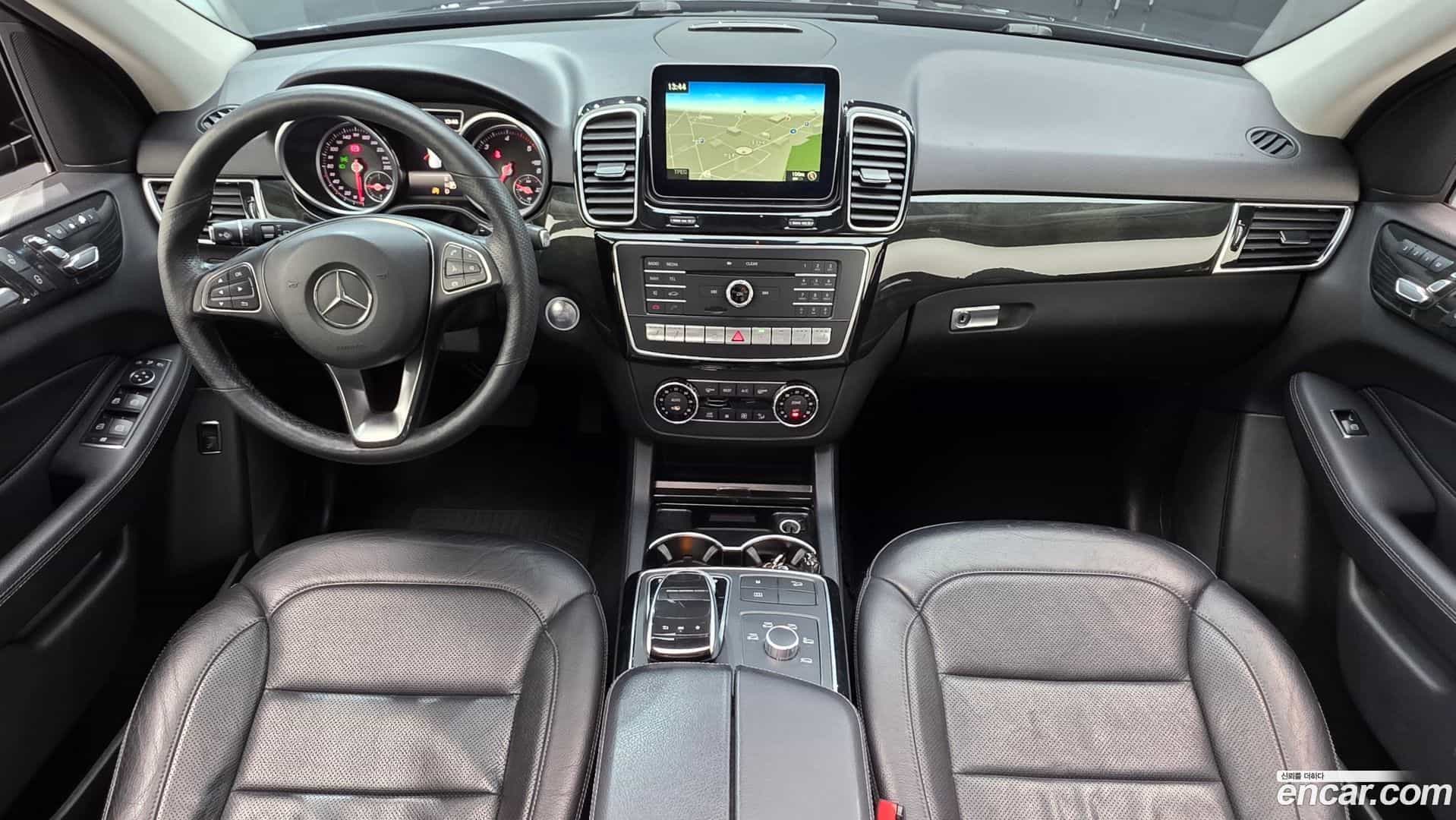 GLE-Class Mercedes-Benz 2017.8-INNER-007