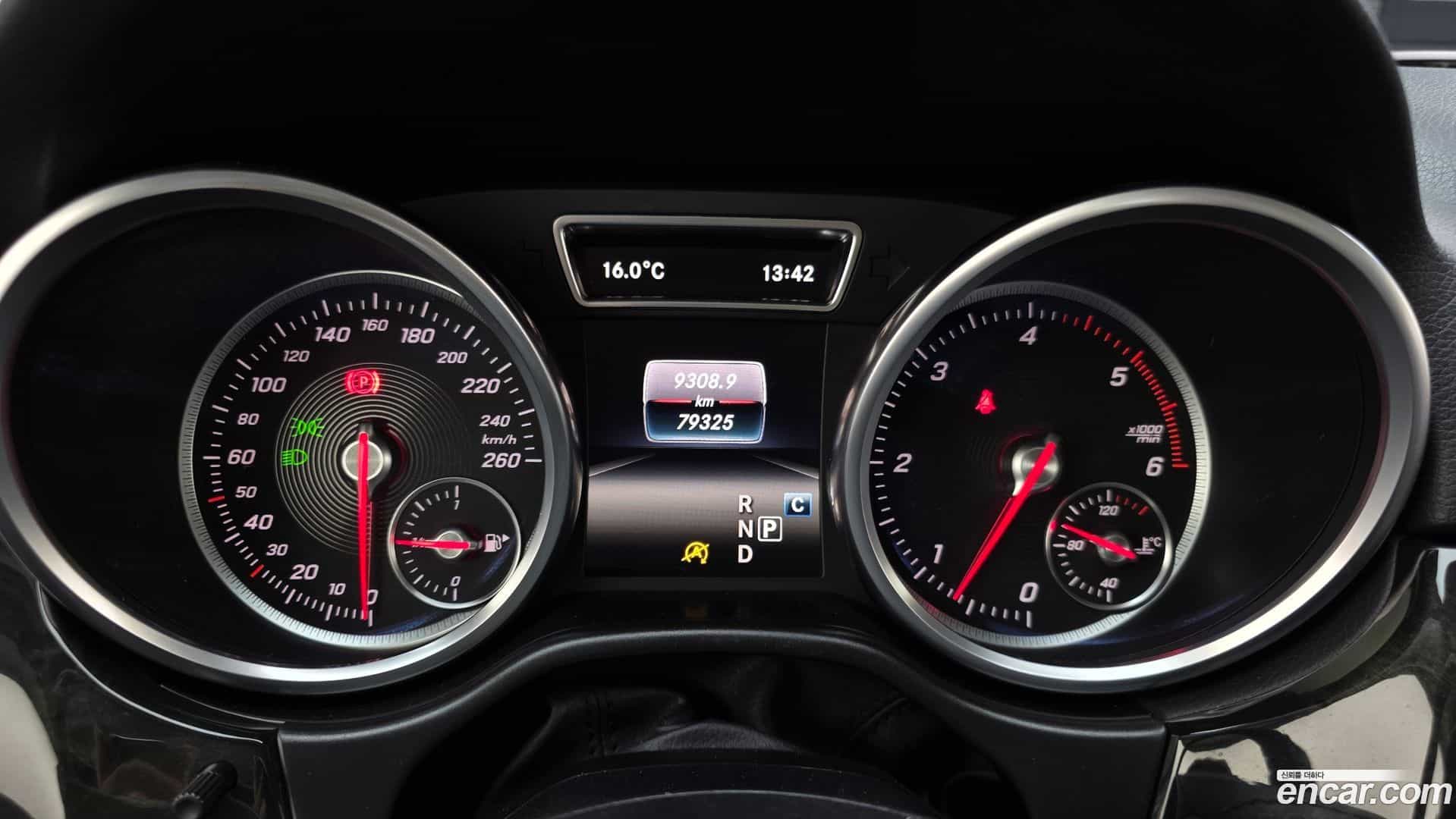 GLE-Class Mercedes-Benz 2017.8-INNER-008