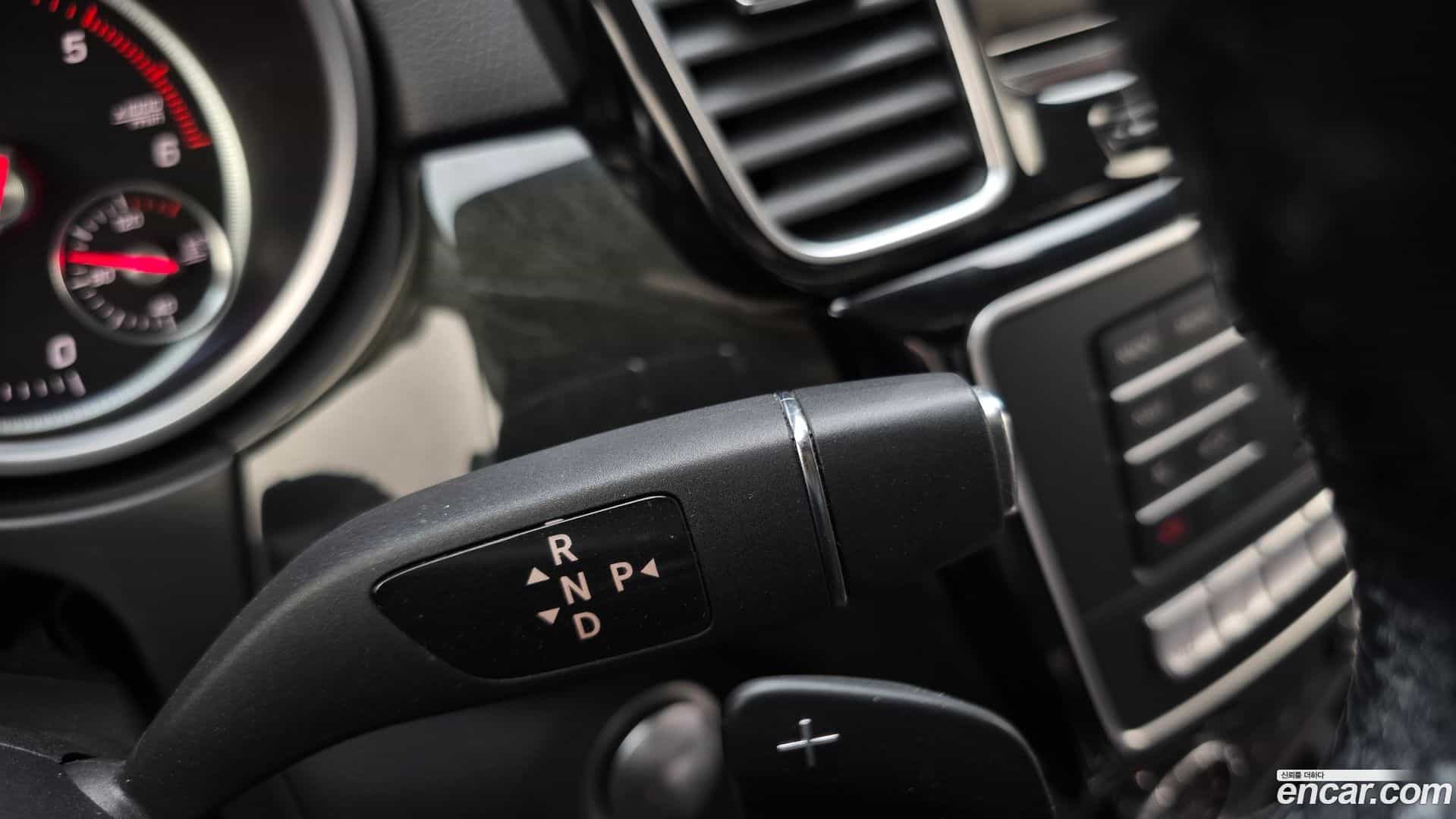 GLE-Class Mercedes-Benz 2017.8-INNER-009