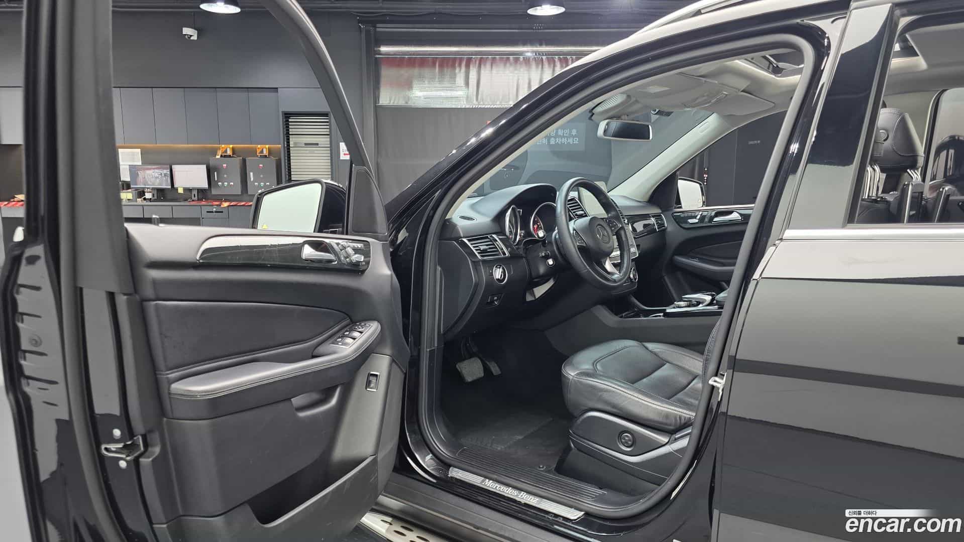GLE-Class Mercedes-Benz 2017.8-INNER-010