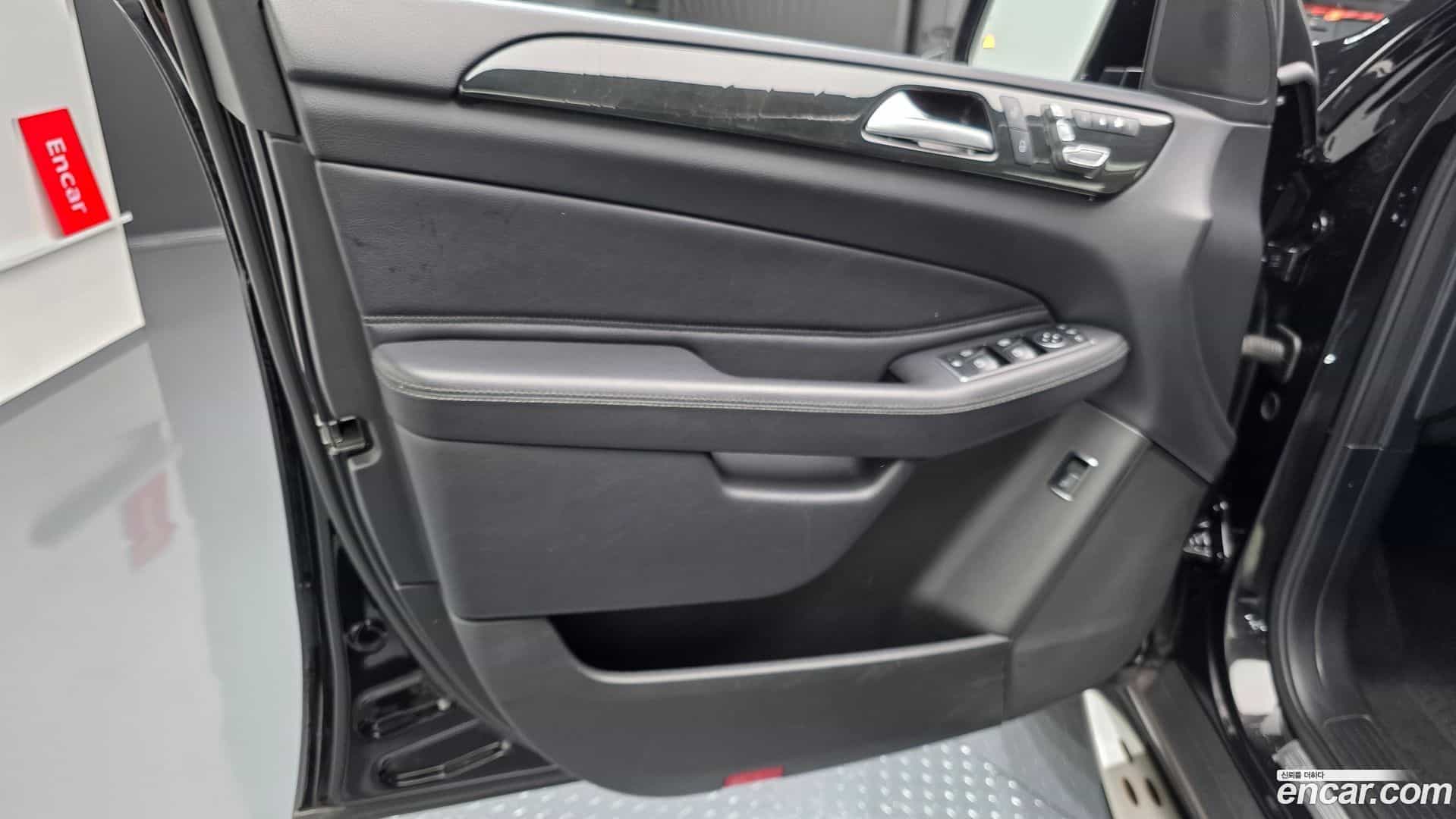 GLE-Class Mercedes-Benz 2017.8-INNER-034