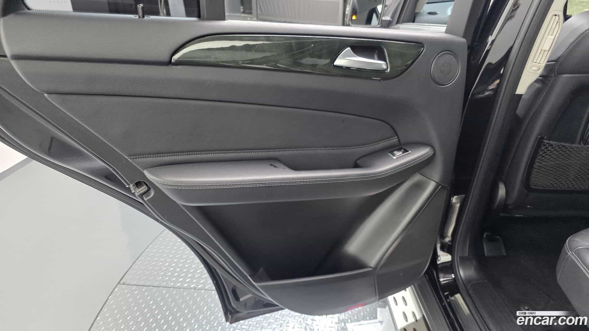 GLE-Class Mercedes-Benz 2017.8-INNER-035