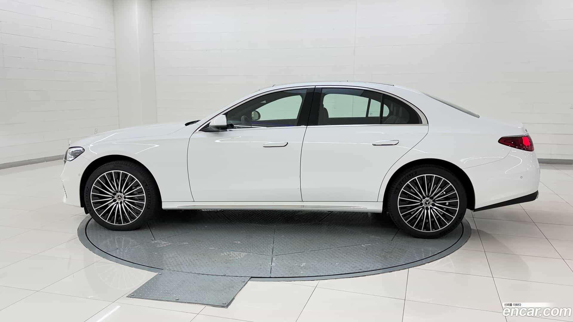 E-Class Mercedes-Benz 2025.7-OUTER-002