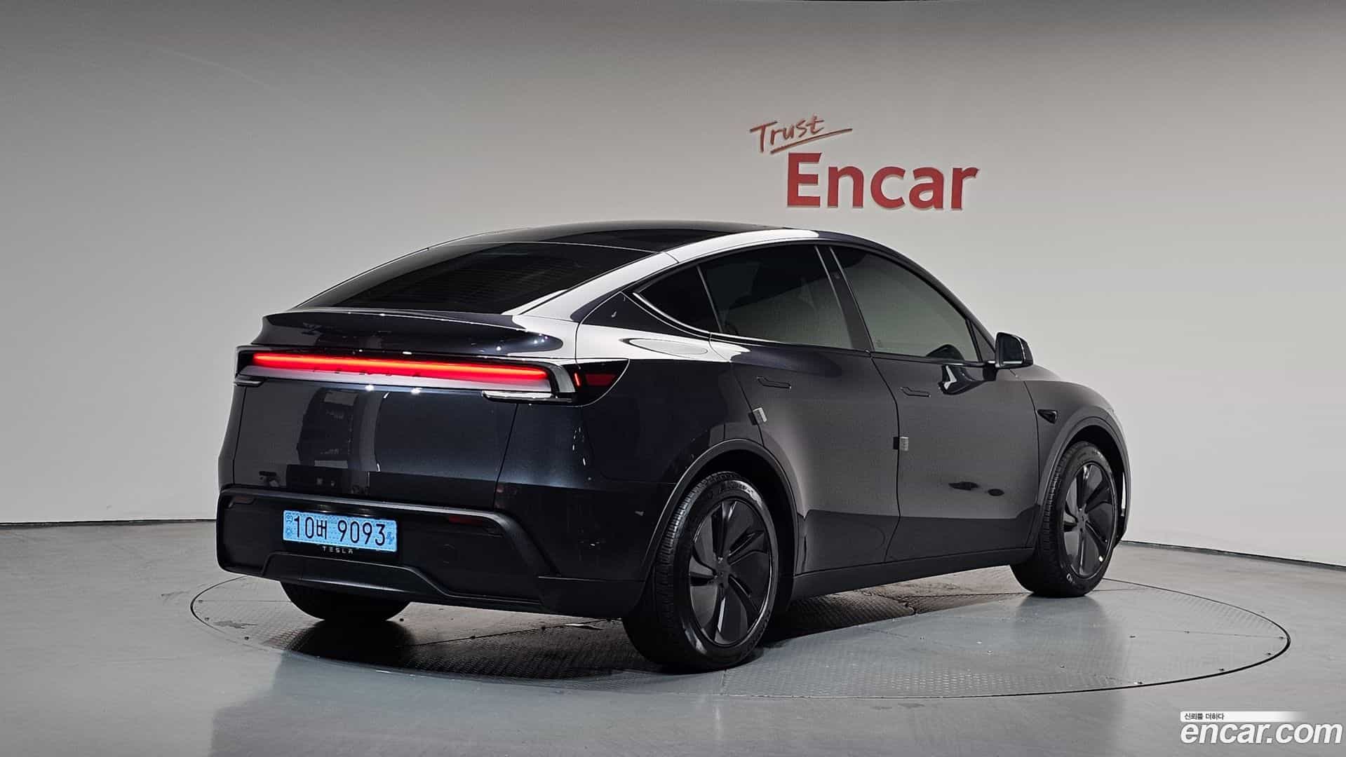 Model Y Tesla 2025.4-OUTER-002