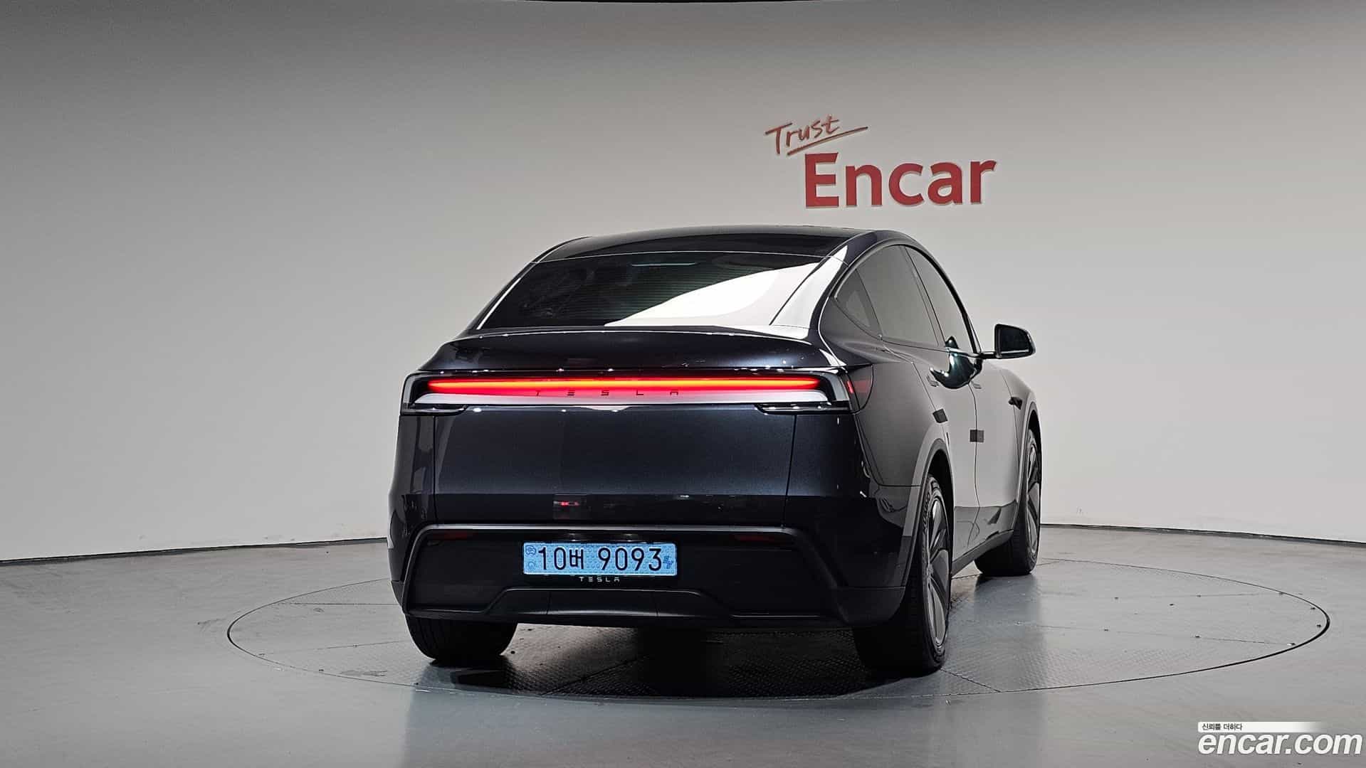 Model Y Tesla 2025.4-OUTER-004