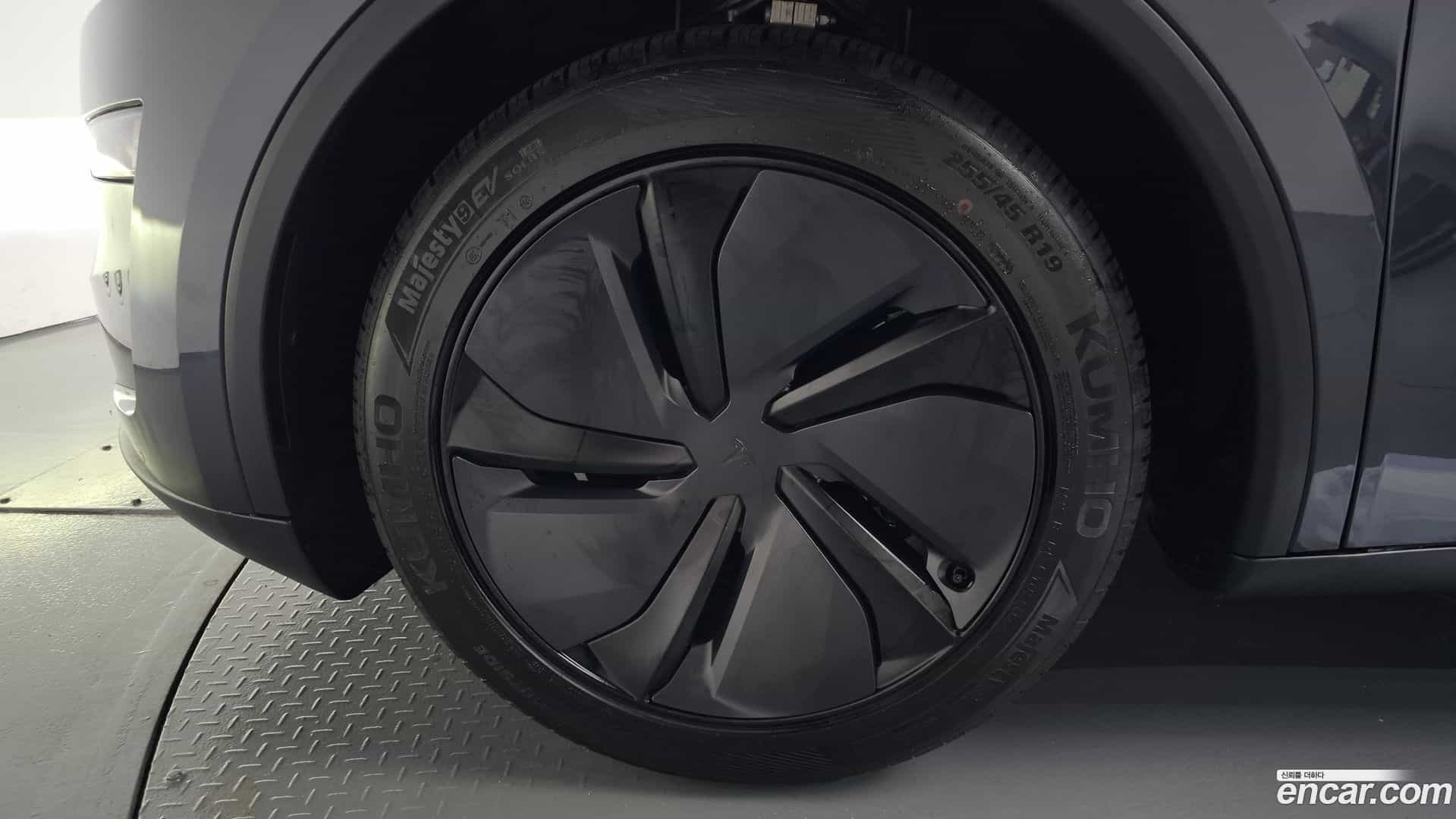 Model Y Tesla 2025.4-OUTER-005