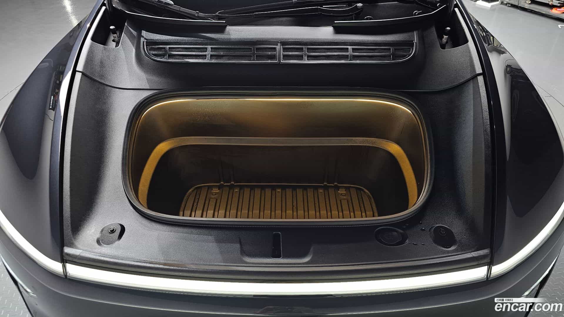 Model Y Tesla 2025.4-OUTER-006