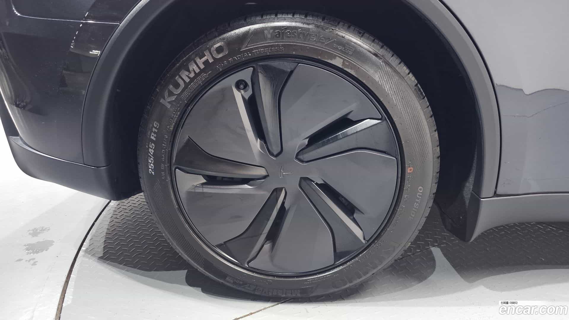 Model Y Tesla 2025.4-OUTER-031