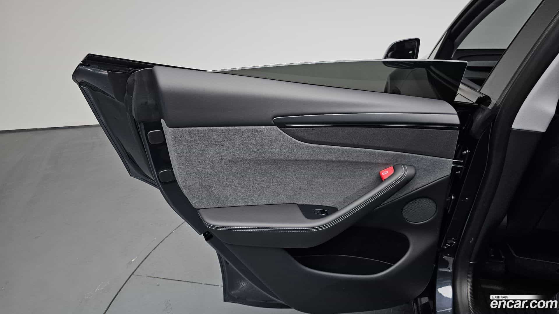 Model Y Tesla 2025.4-INNER-035