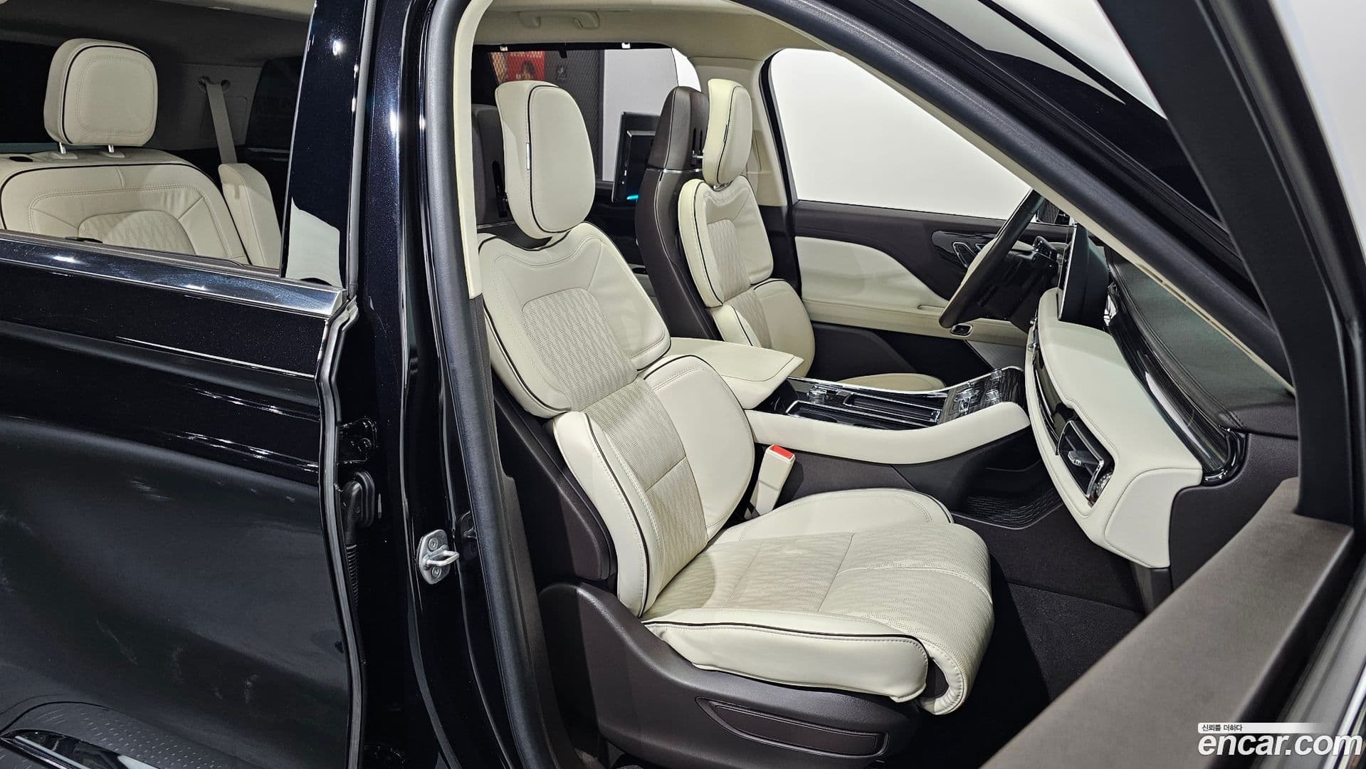 Main__Slider__Photo:Aviator Lincoln 2022.8-25