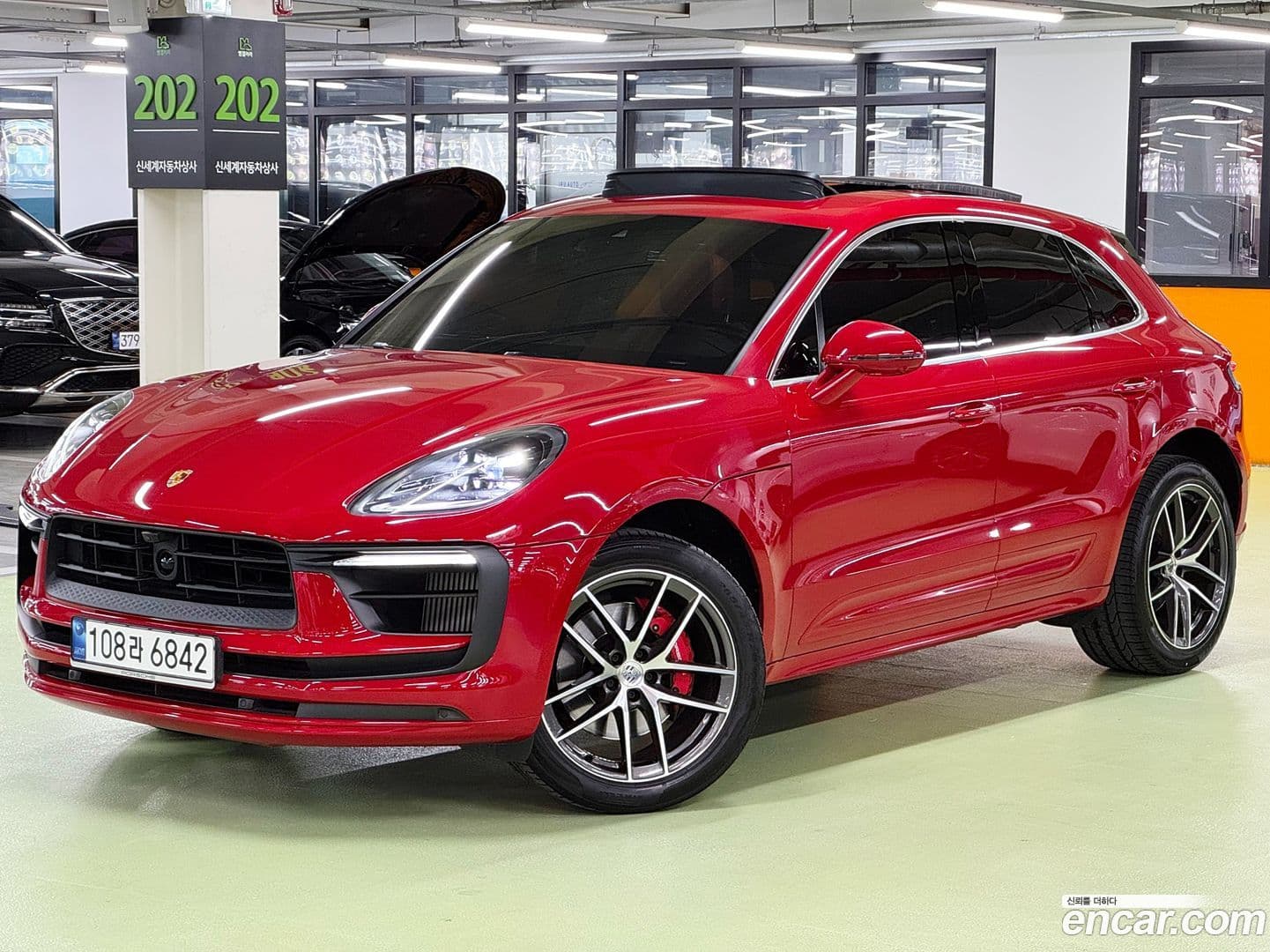 Main__Slider__Photo:Macan Porsche 2023.0-0