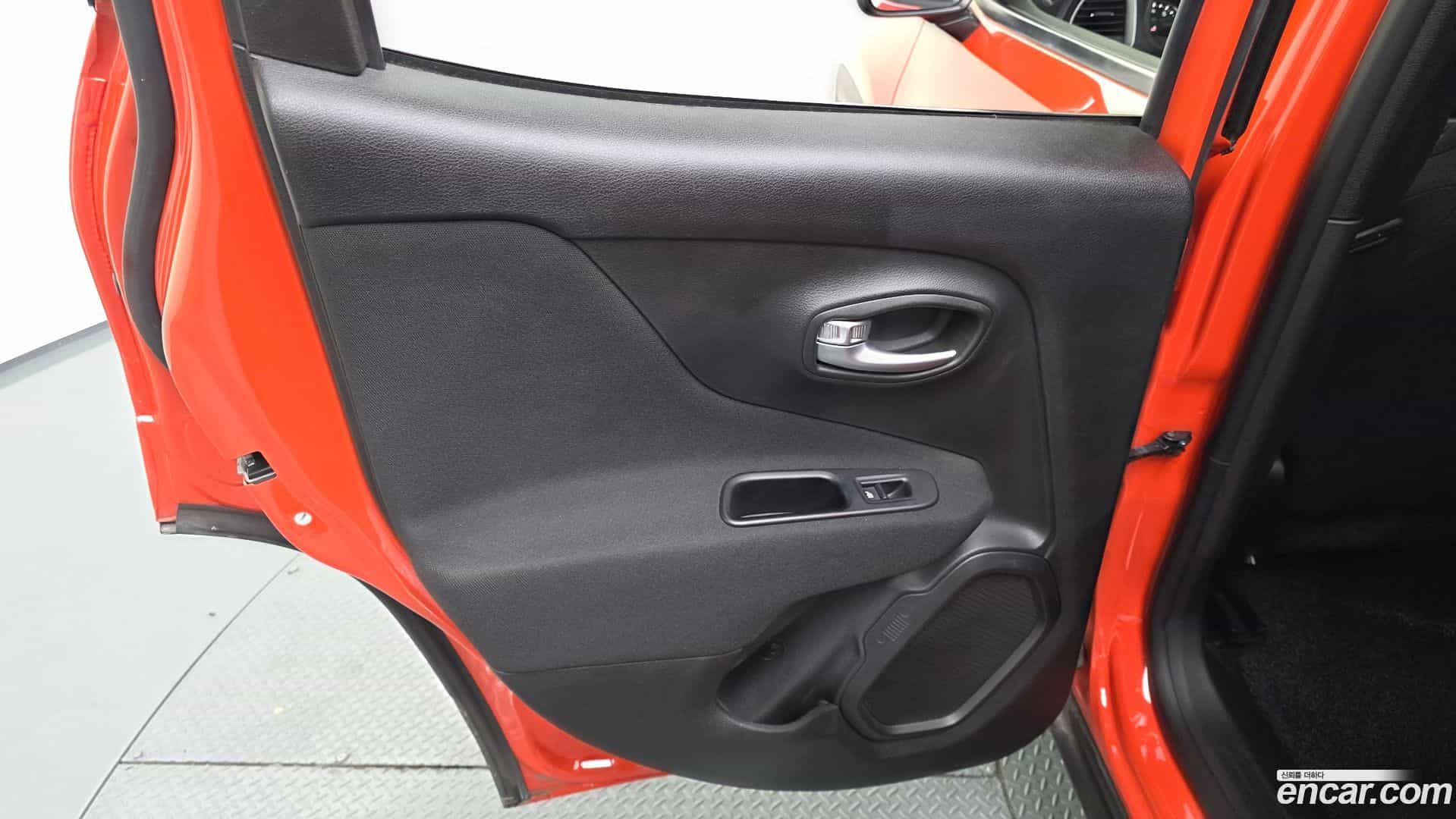 Renegade Jeep 2020.5-INNER-035