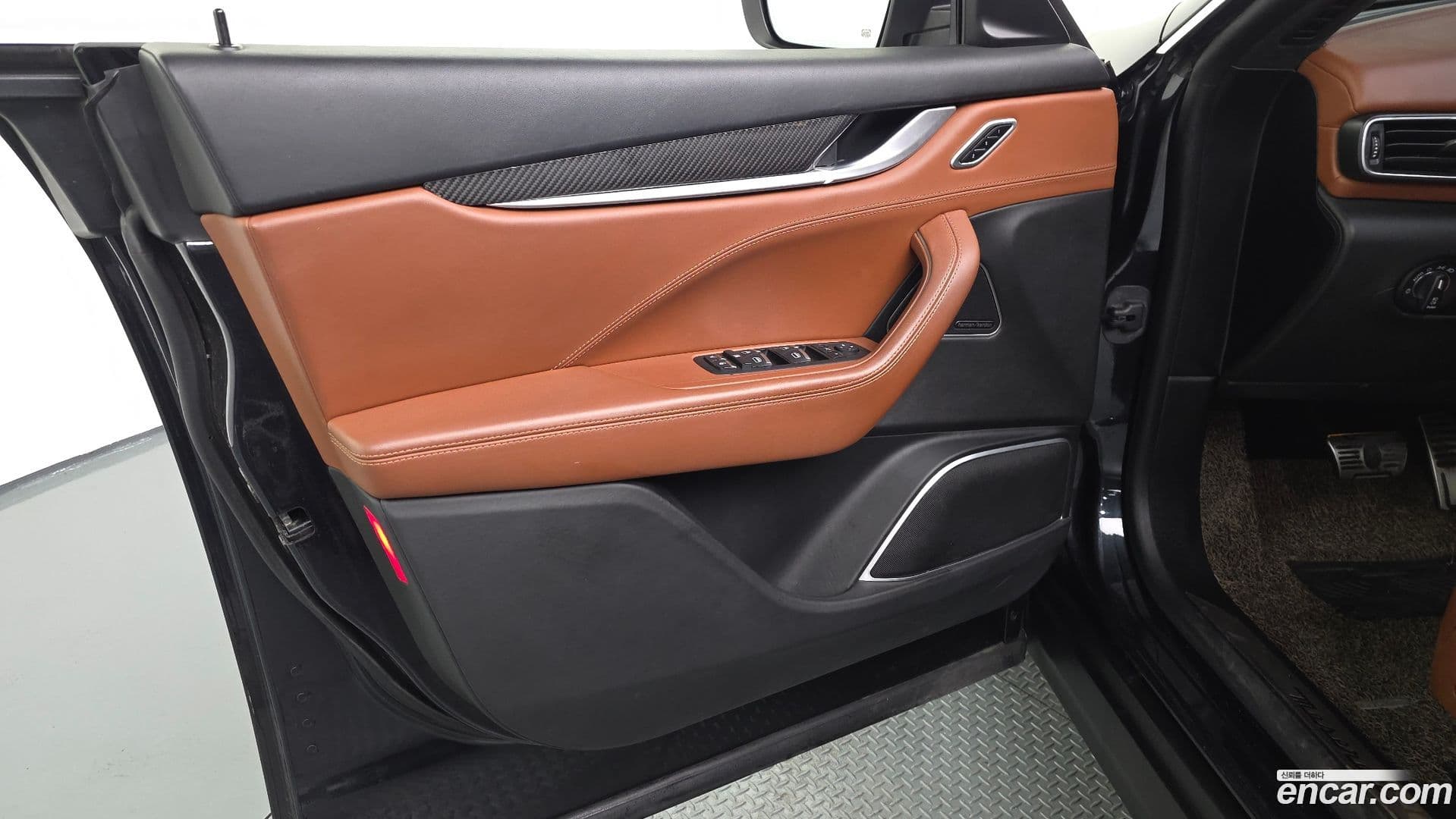 Main__Slider__Photo:Levante Maserati 2017.11-23